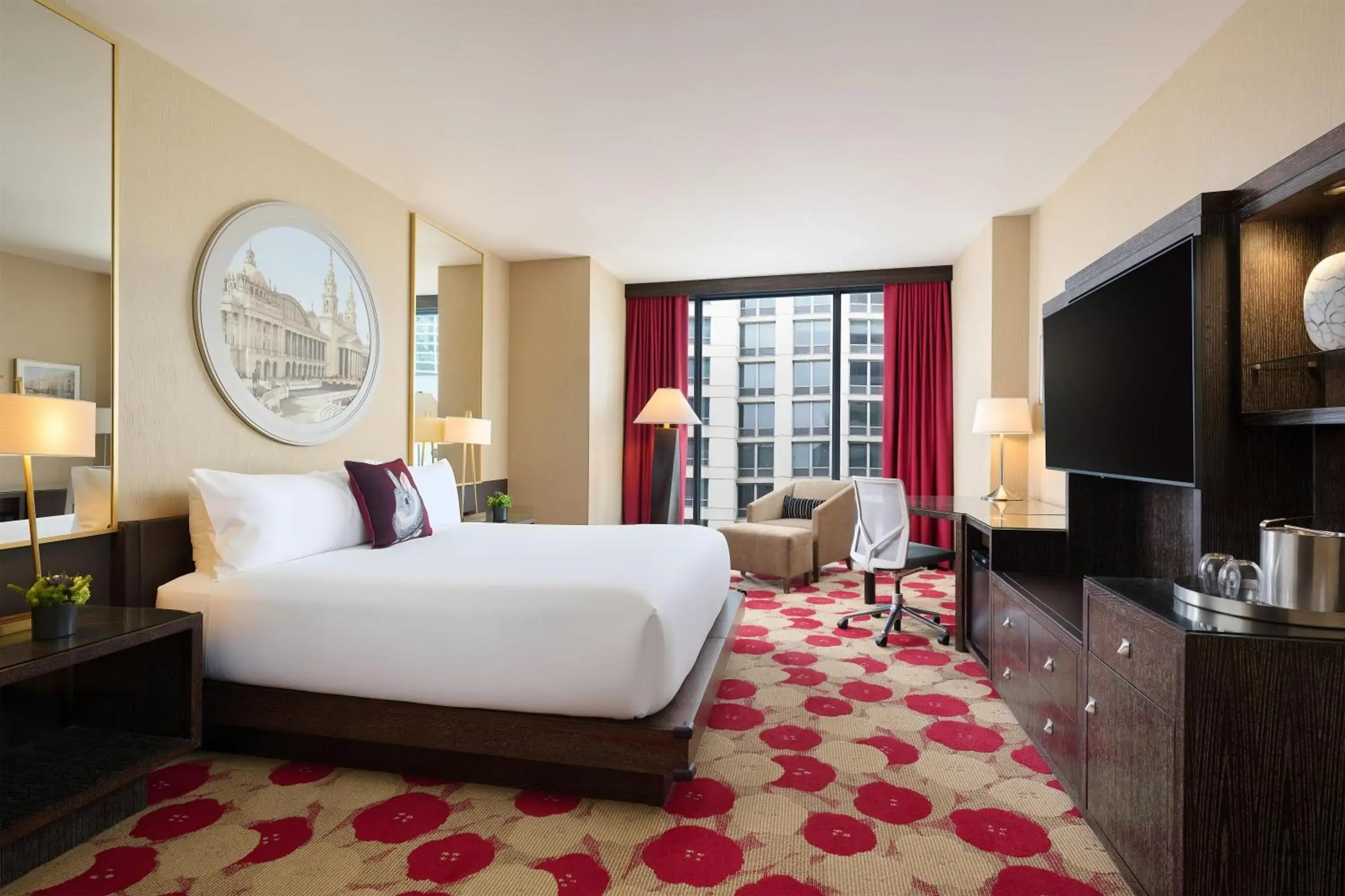 Deluxe King Room with City View and Roll-in Shower - Mobility/Hearing Accessible in The Royal Sonesta Chicago River North Deluxe King Room with City View and Roll-in Shower - Mobility/Hearing Accessible in The Royal Sonesta Chicago River North