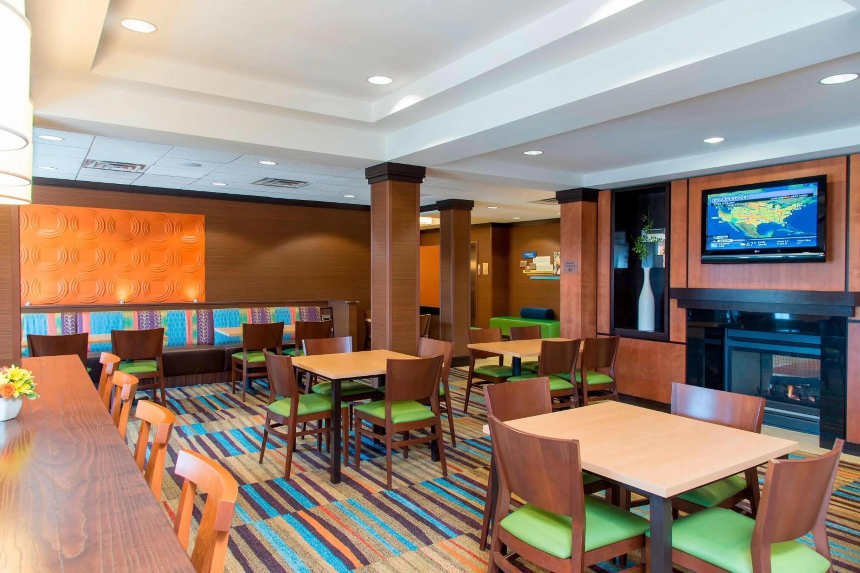 Breakfast in Fairfield Inn & Suites by Marriott Omaha Downtown