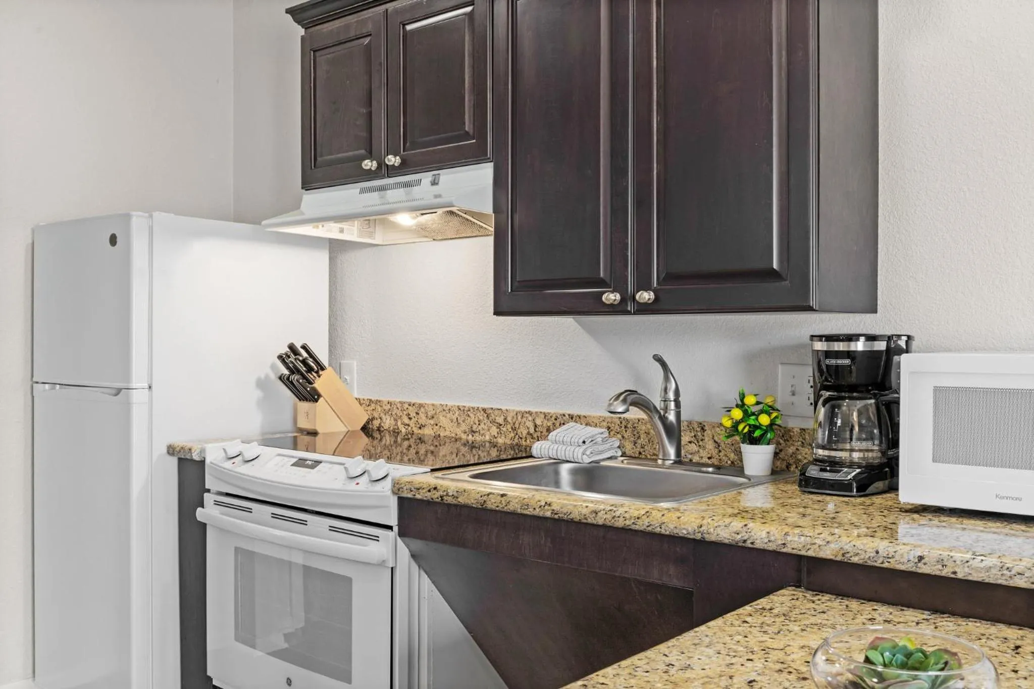 Communal kitchen in WorldMark Havasu Dunes