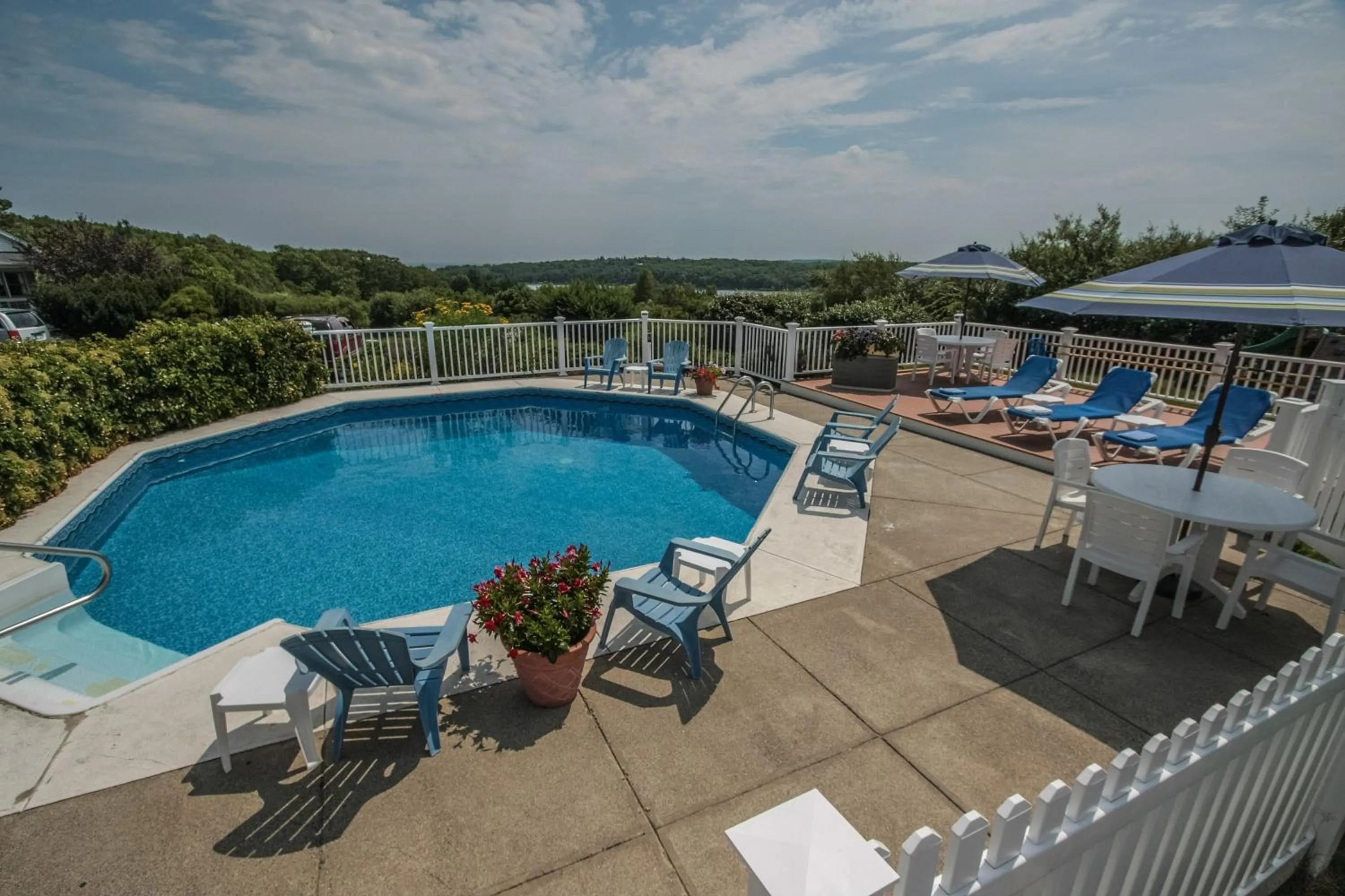Swimming pool in Glen Cove Inn & Suites Rockport