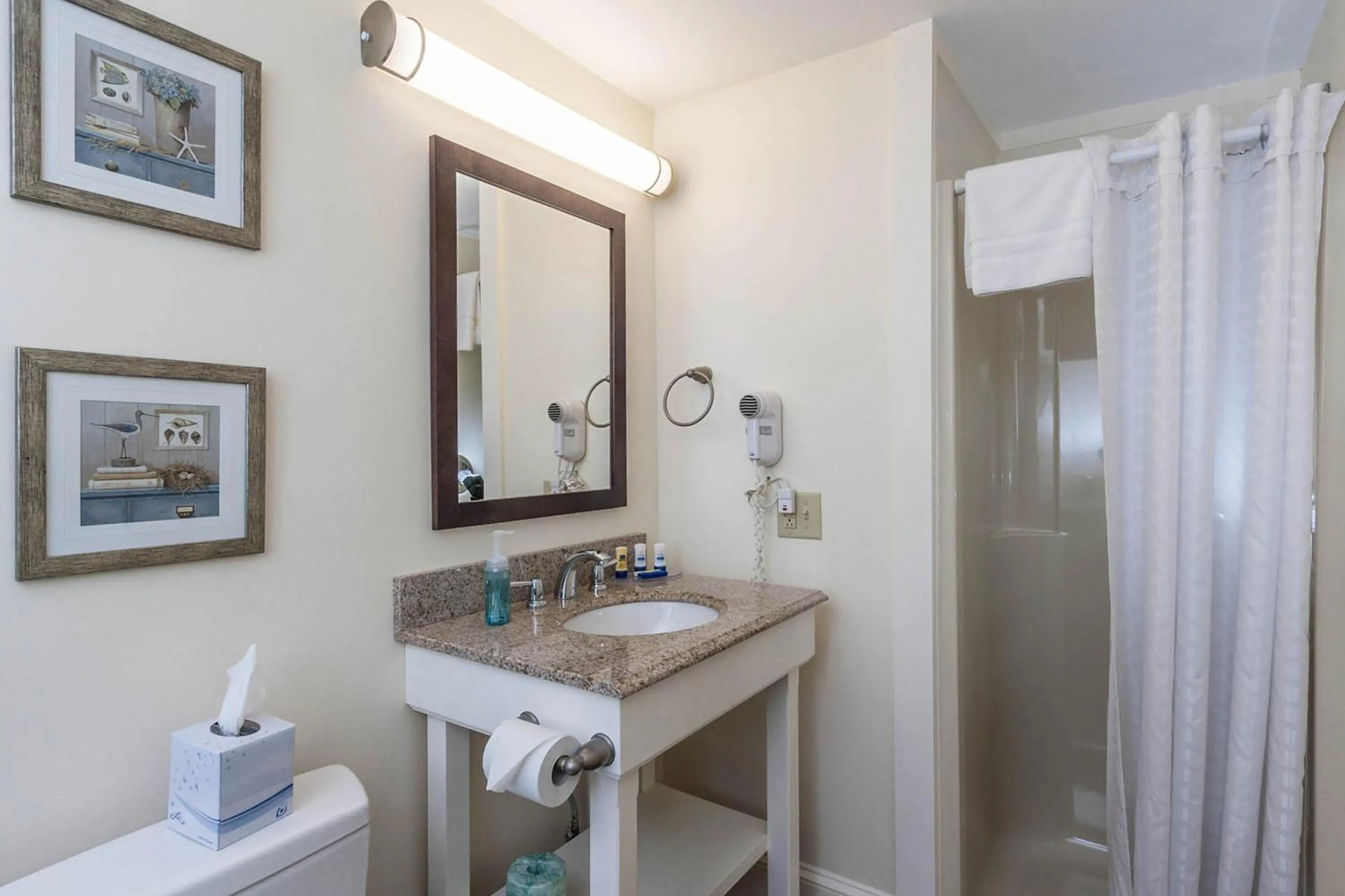 Bathroom in Glen Cove Inn & Suites Rockport