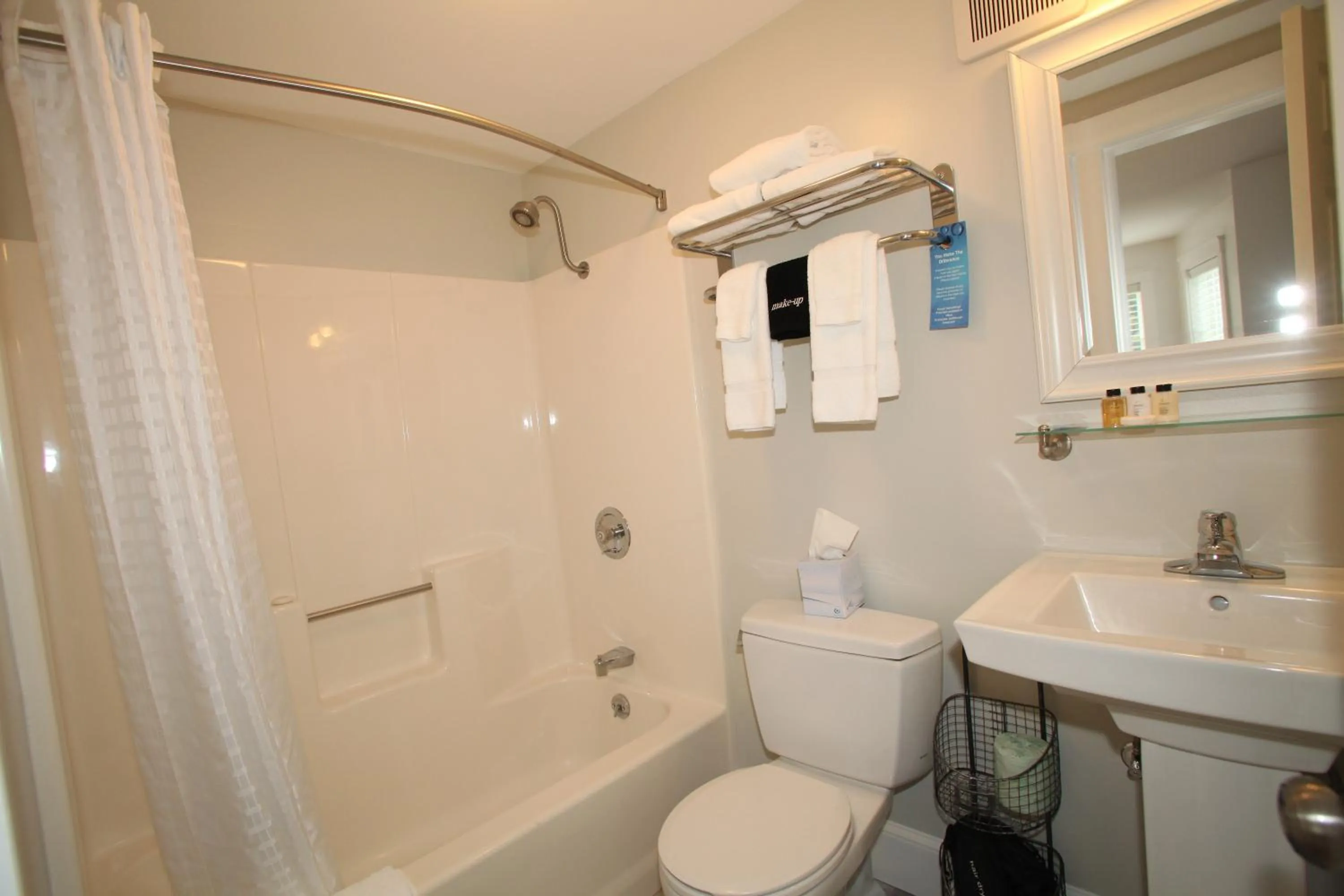 Bathroom in Glen Cove Inn & Suites Rockport