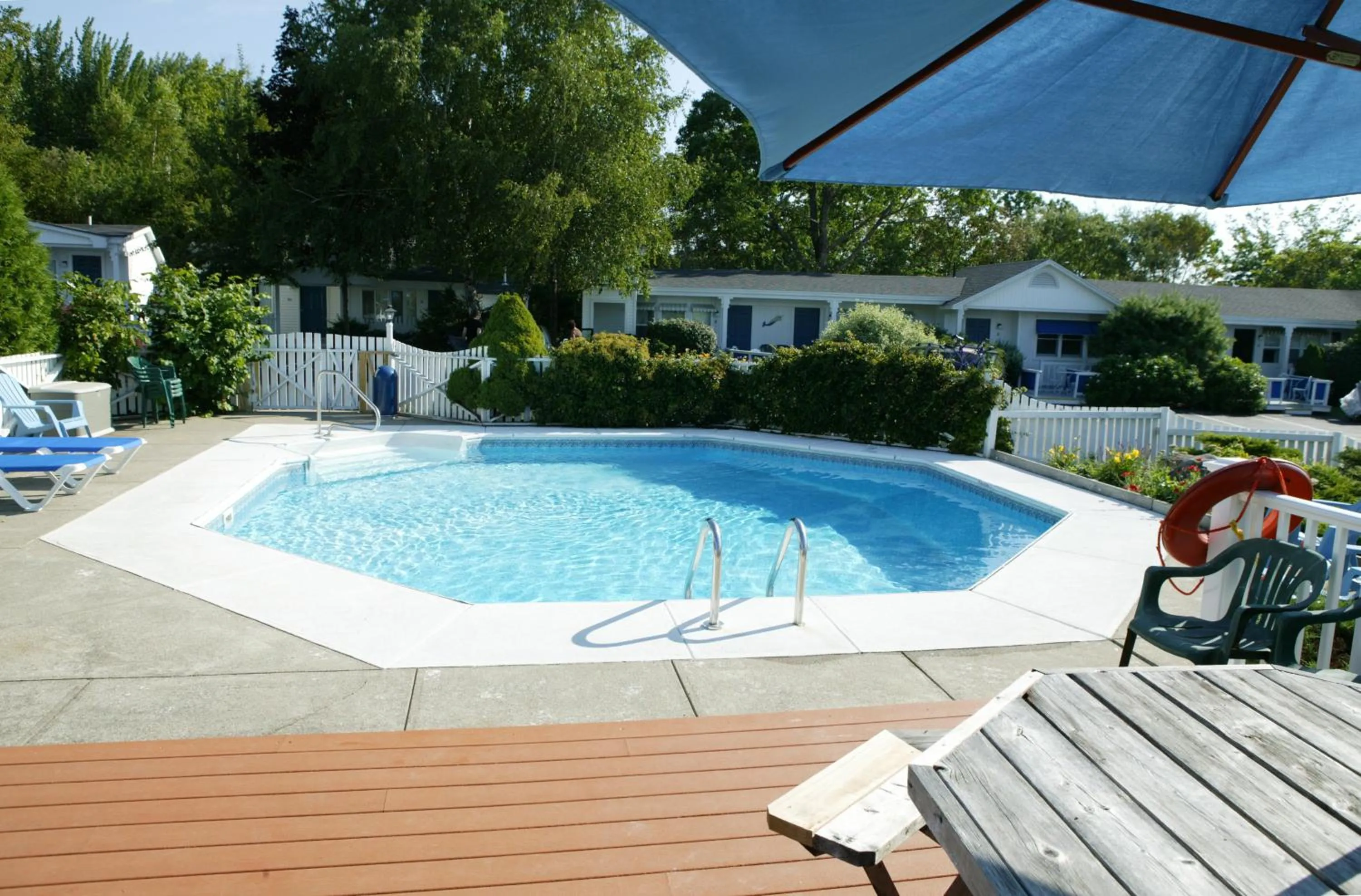 Swimming pool in Glen Cove Inn & Suites Rockport
