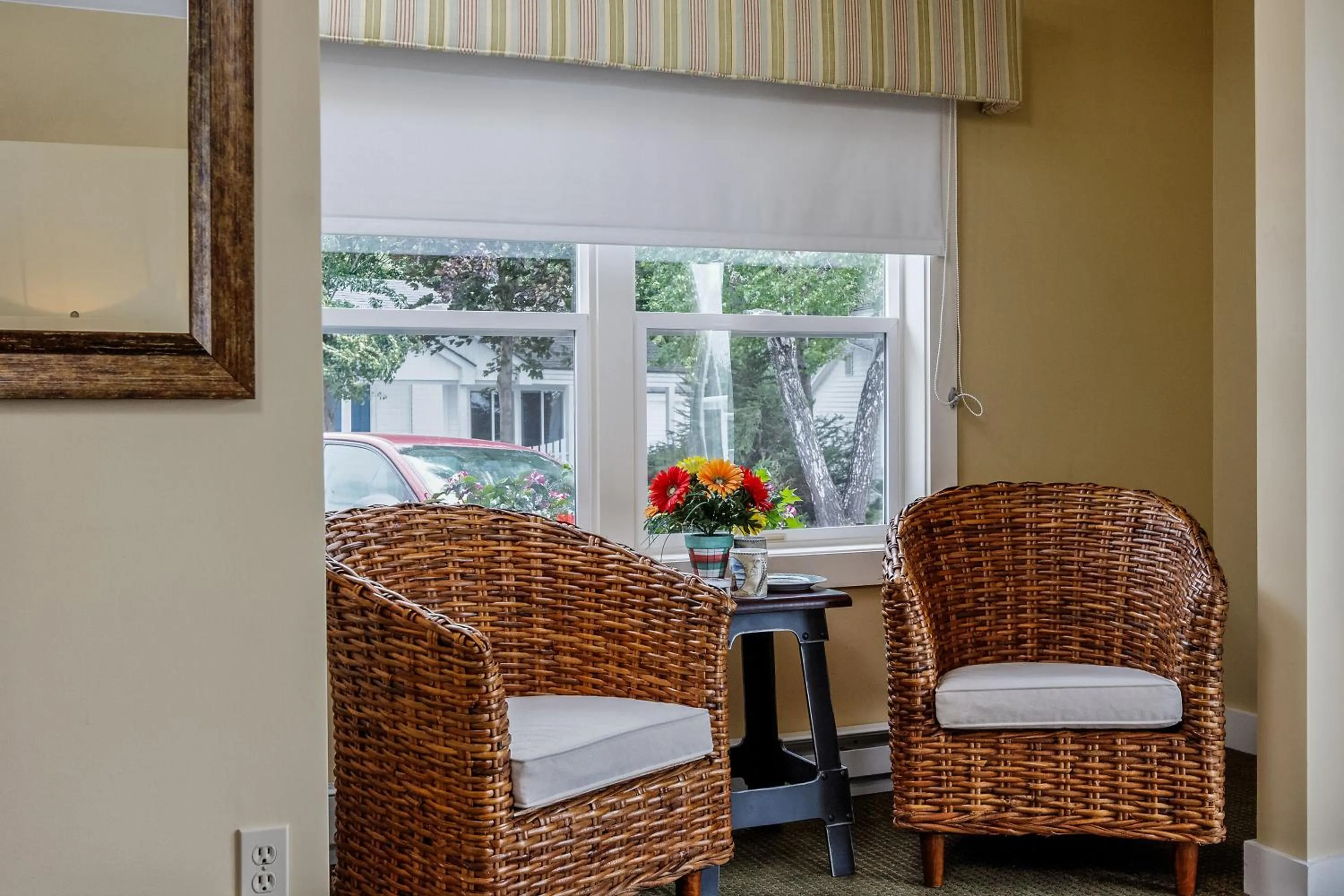 Seating area in Glen Cove Inn & Suites Rockport