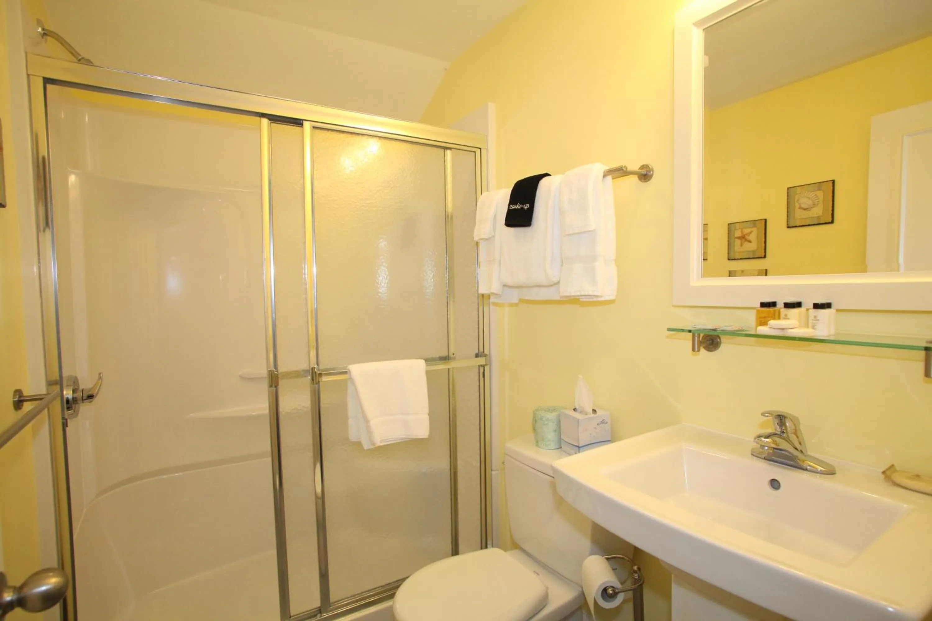 Bathroom in Glen Cove Inn & Suites Rockport