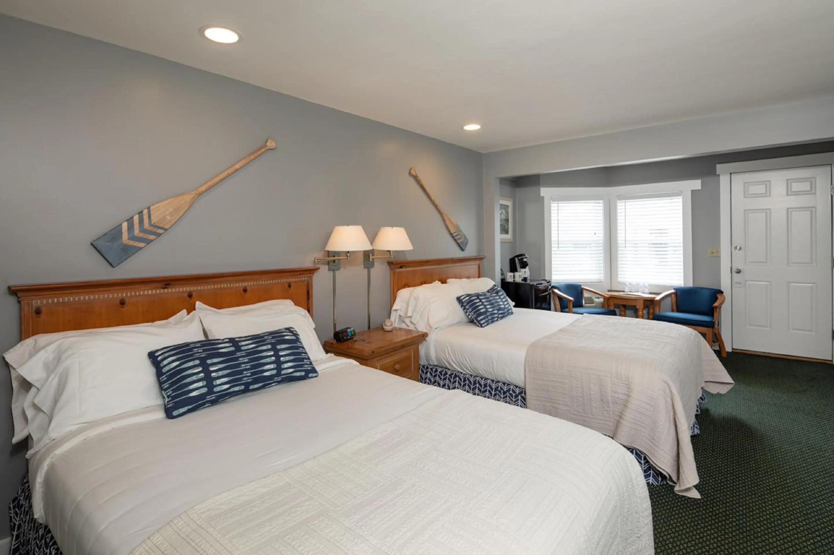 Bed in Glen Cove Inn & Suites Rockport