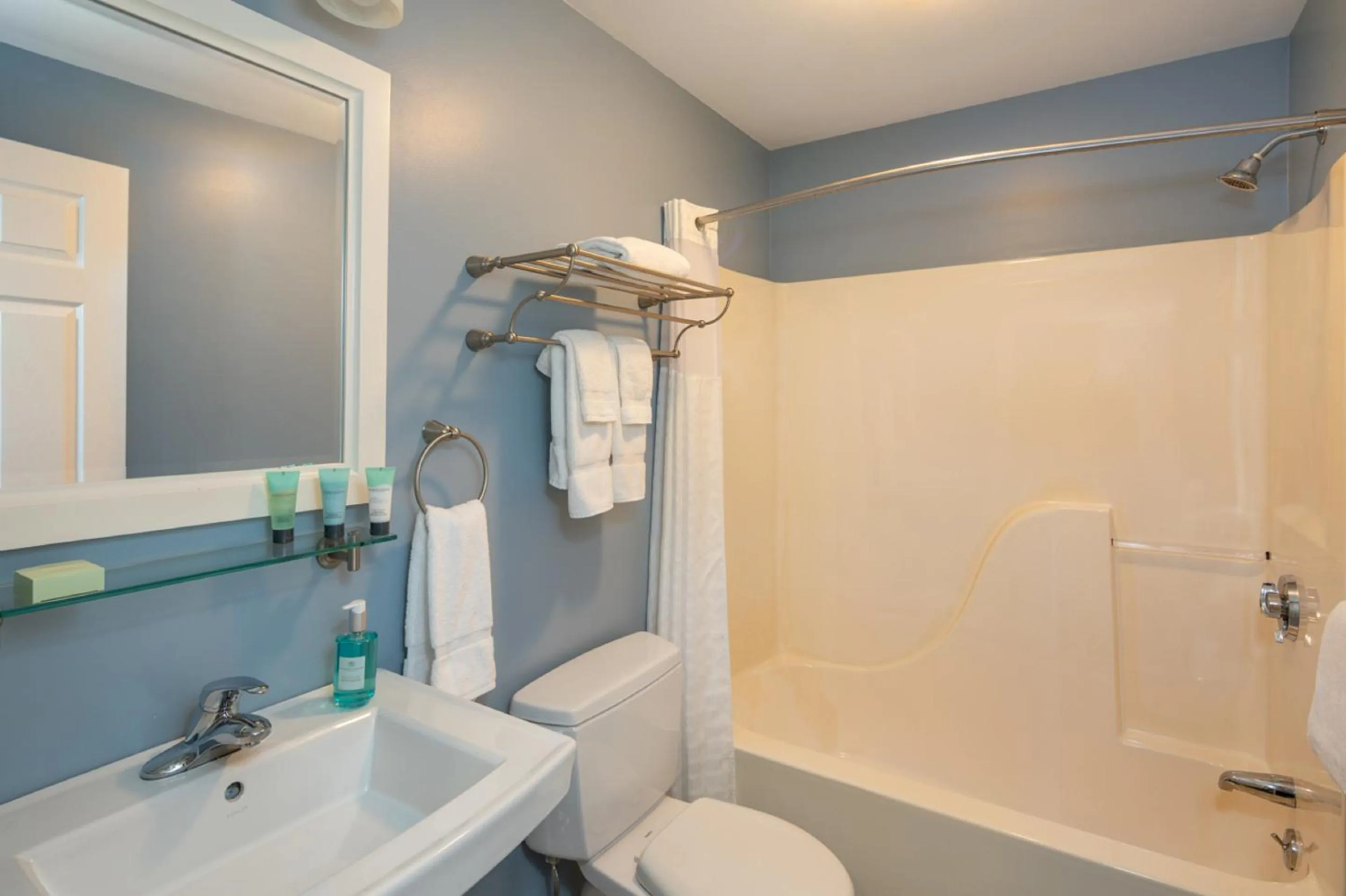 Bathroom in Glen Cove Inn & Suites Rockport