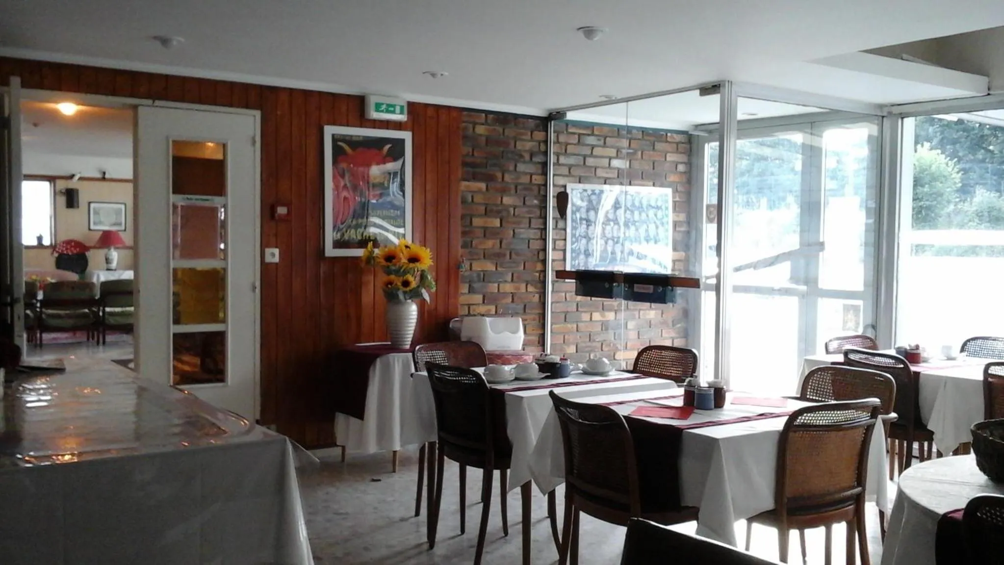 Buffet breakfast in Le Nouveau Monde