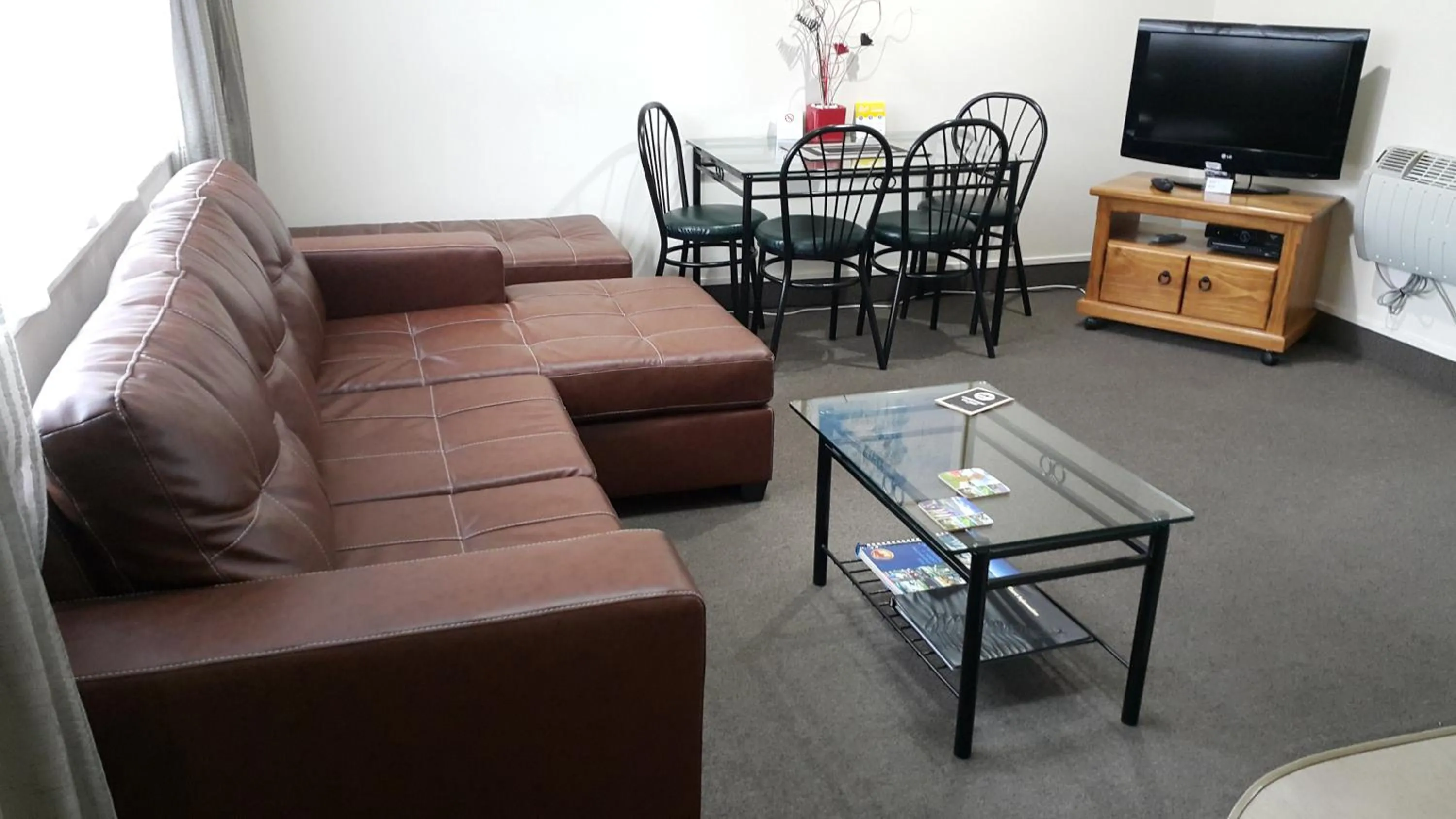 TV and multimedia in Bay Palm Motel