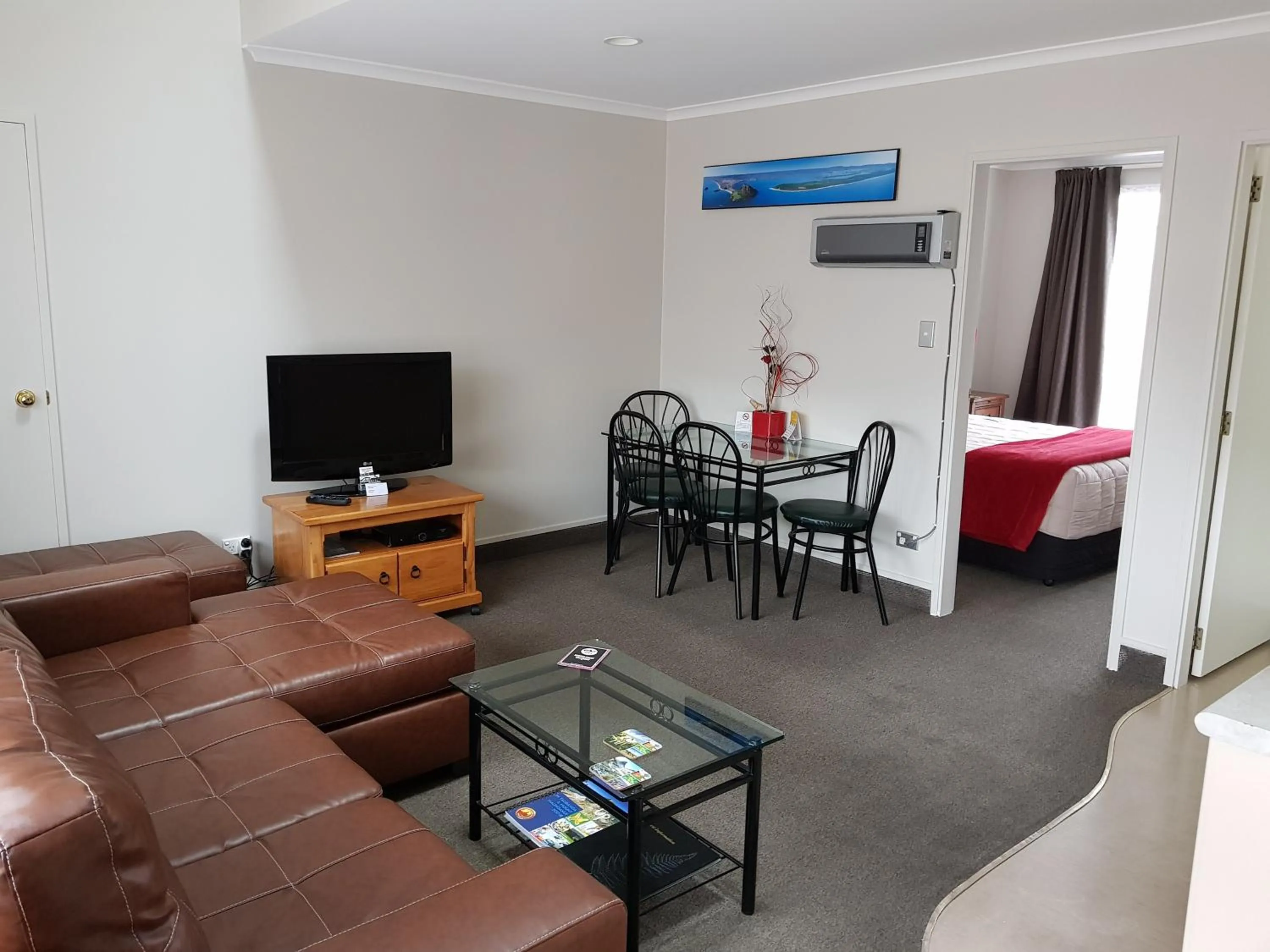 Photo of the whole room, Bed in Bay Palm Motel