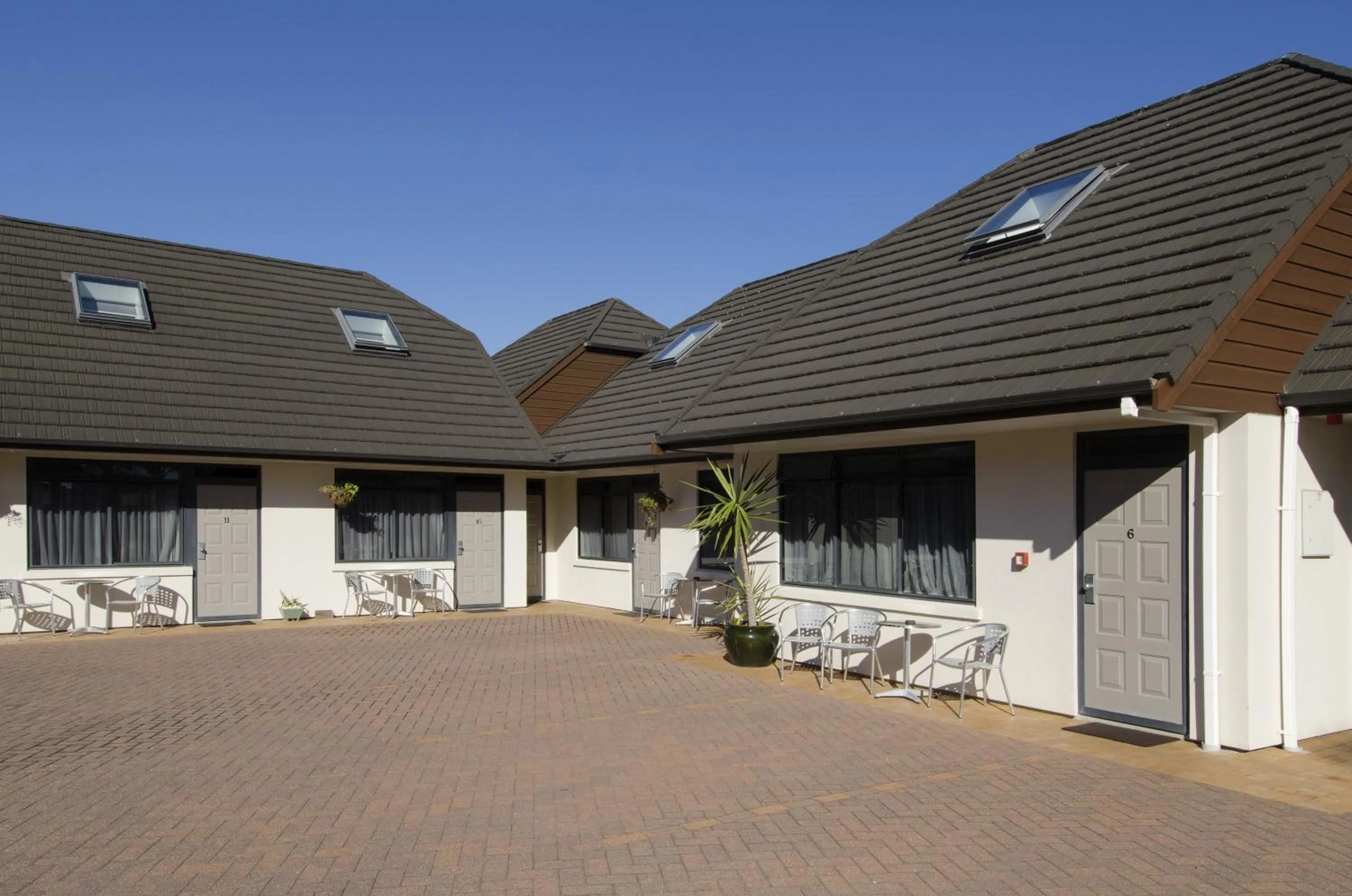 Facade/entrance in Bay Palm Motel