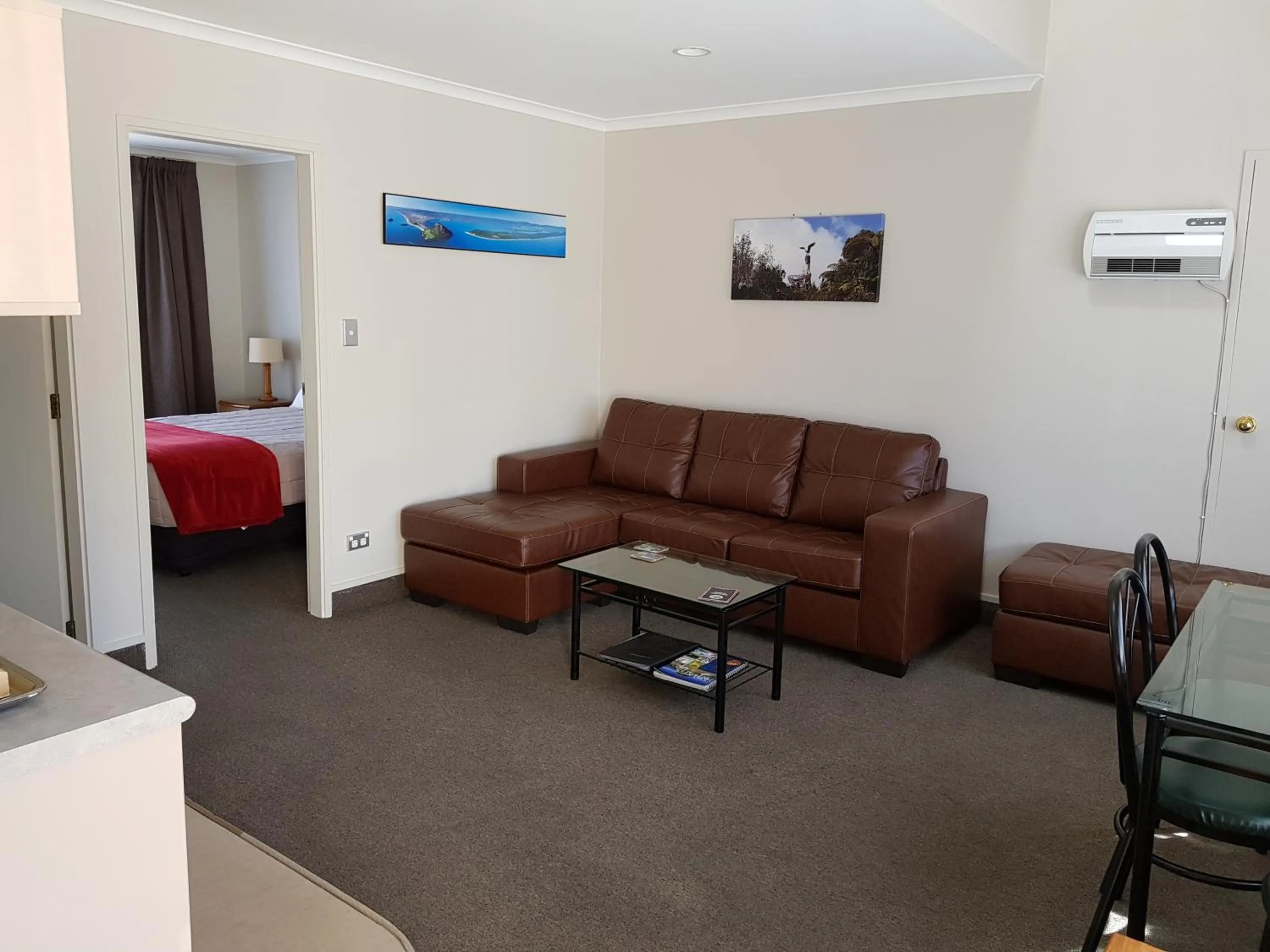 Living room, Bed in Bay Palm Motel