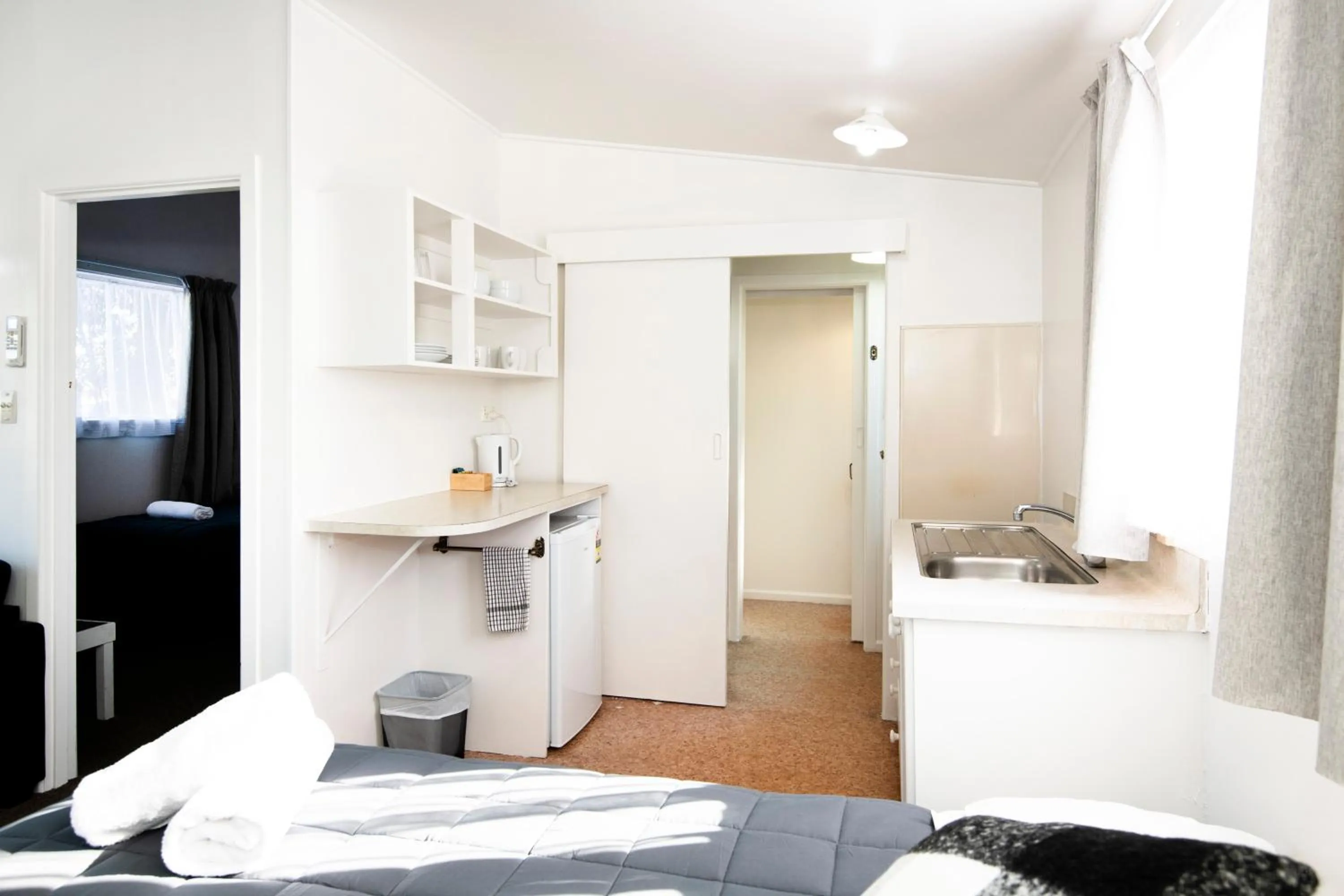 Kitchen or kitchenette, Bed in Spanish Lady Motel