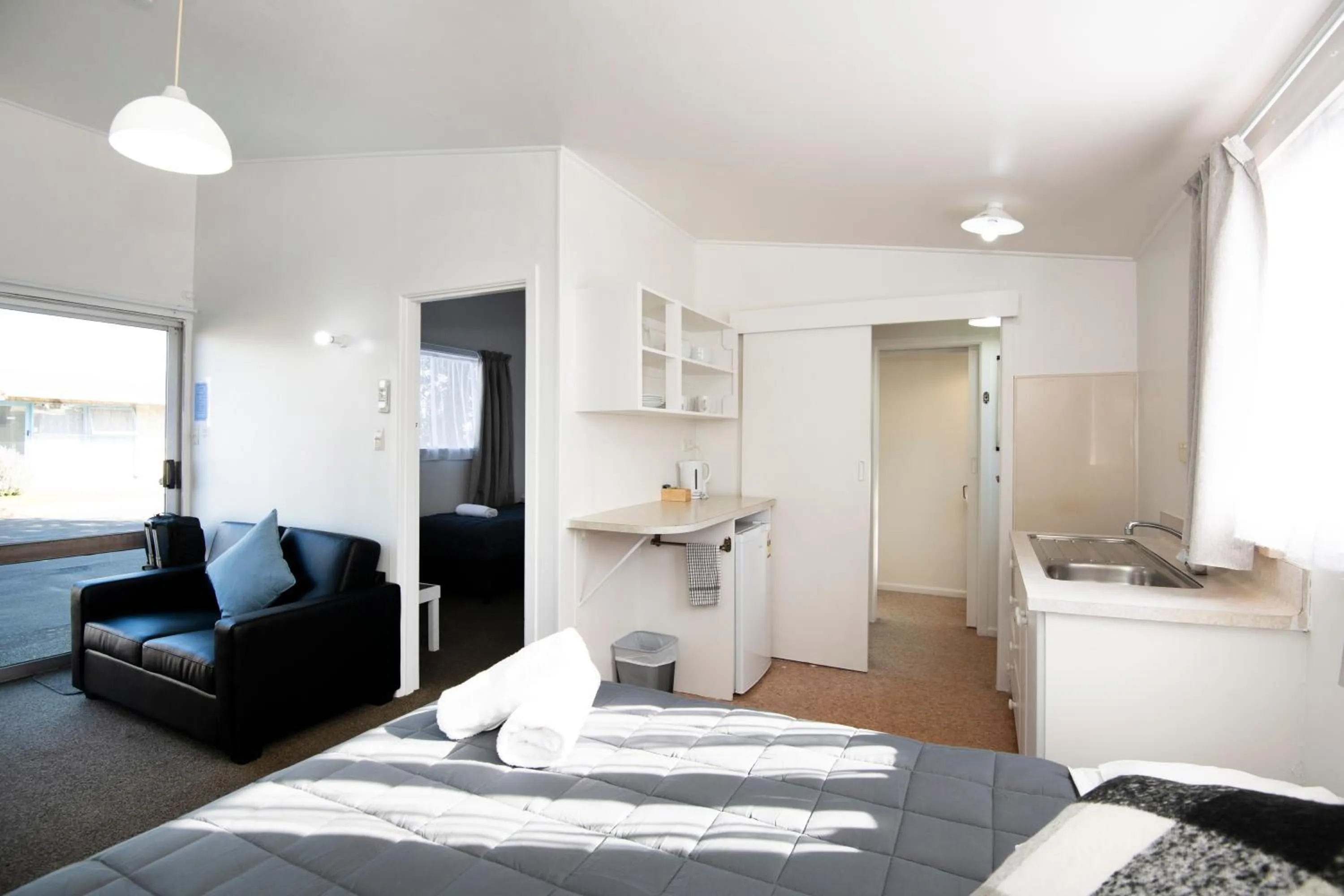 Kitchen or kitchenette, Bed in Spanish Lady Motel