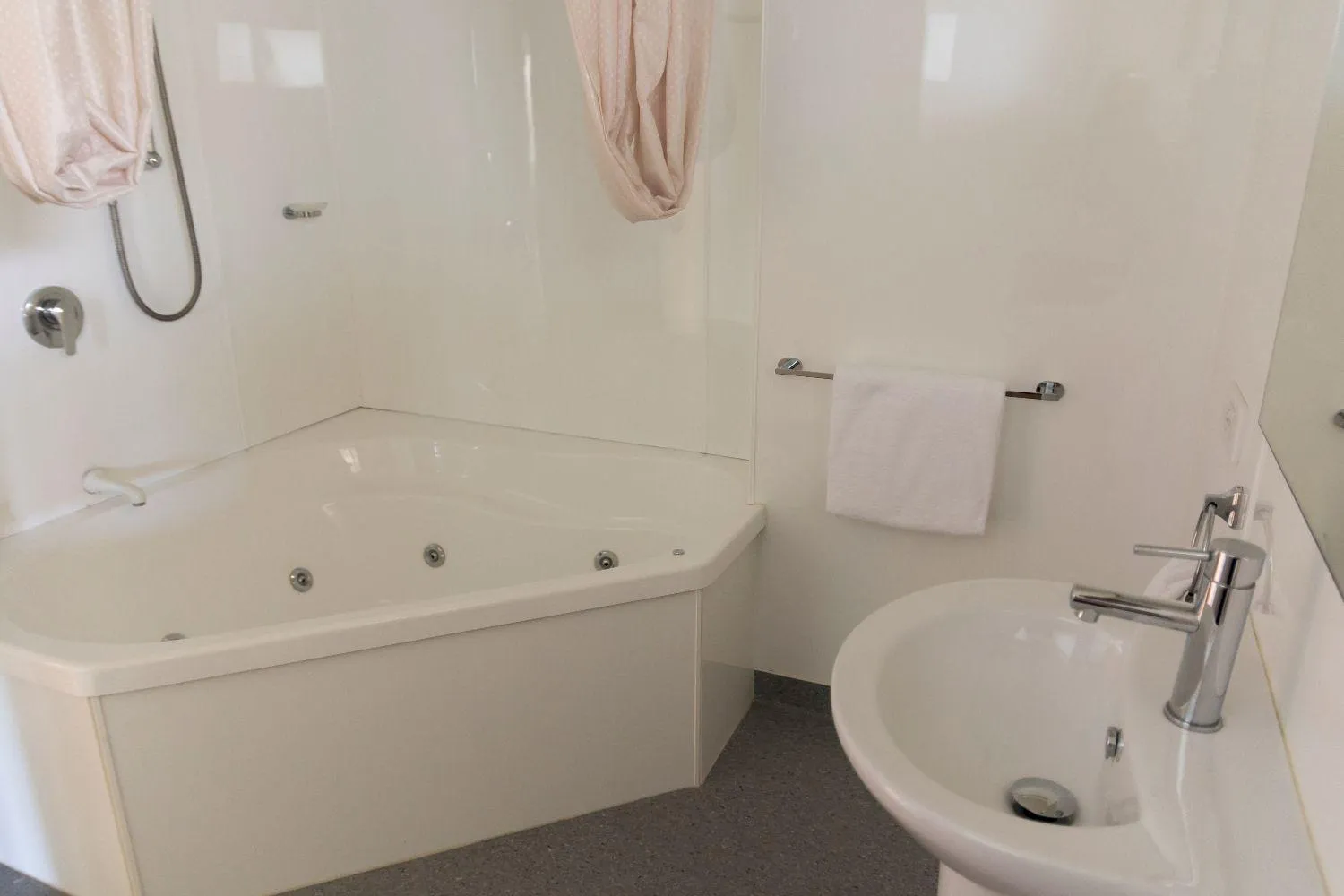 Hot Tub in The Beachcomber Hotel