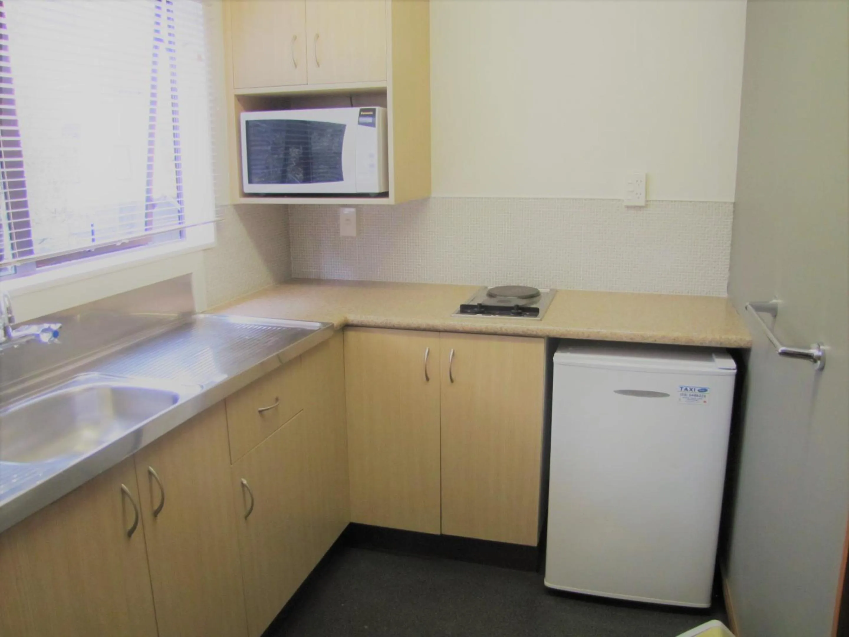 Kitchen or kitchenette in The Beachcomber Hotel