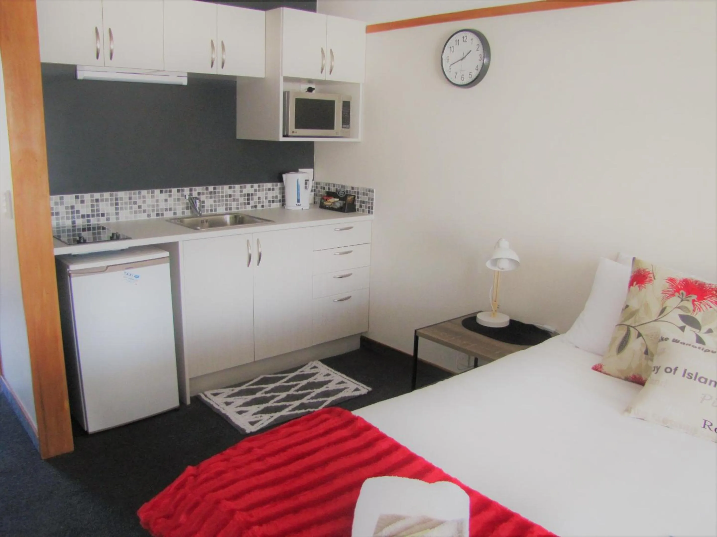 Kitchen or kitchenette, Bed in The Beachcomber Hotel