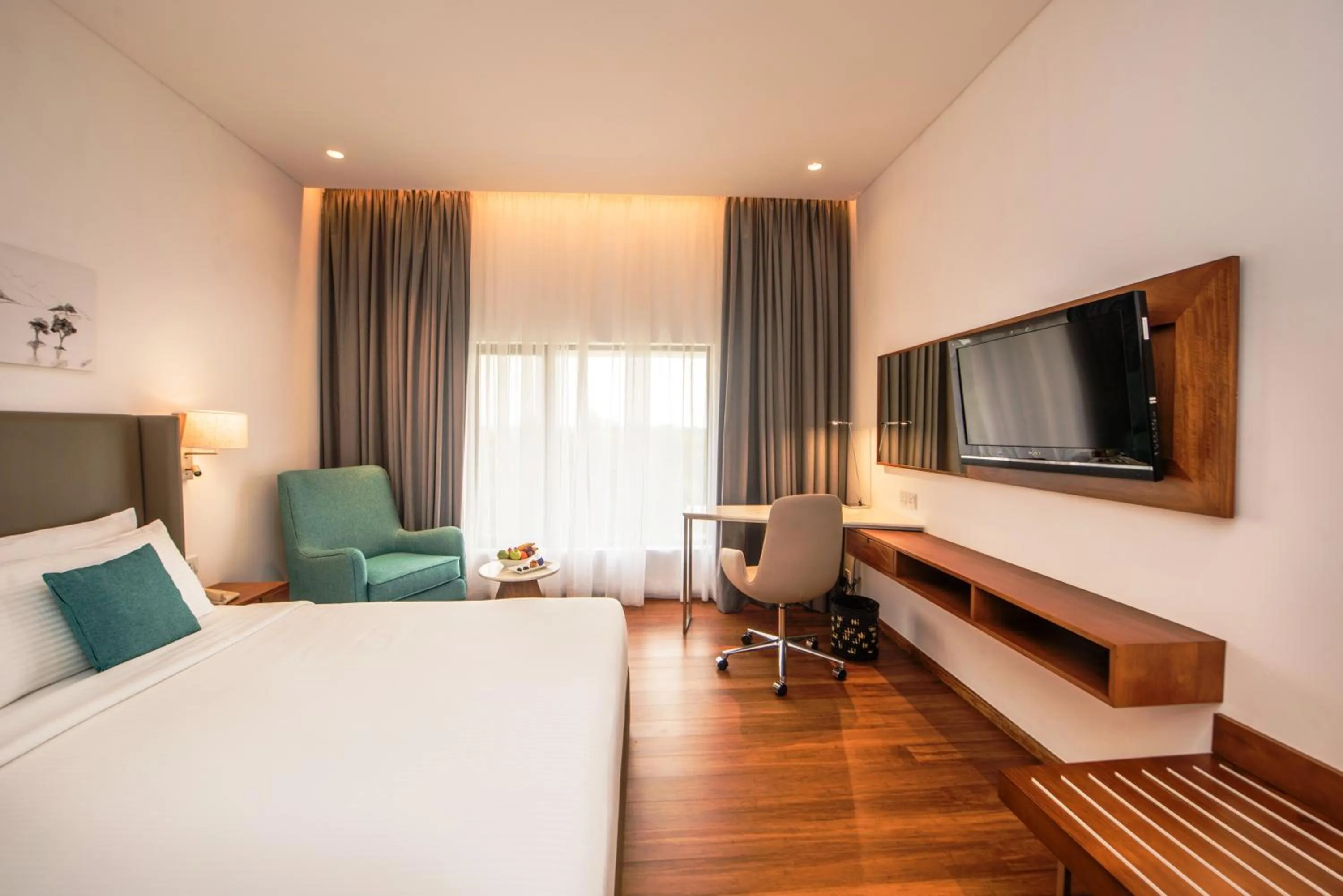 Bedroom, Bed in Vivanta Colombo, Airport Garden