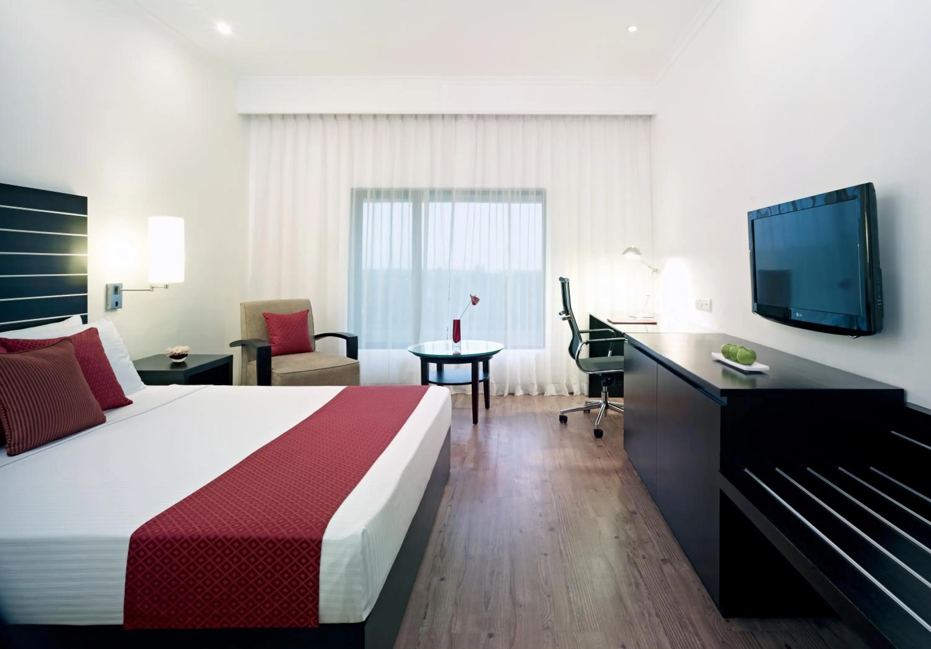 Bed in Vivanta Colombo, Airport Garden