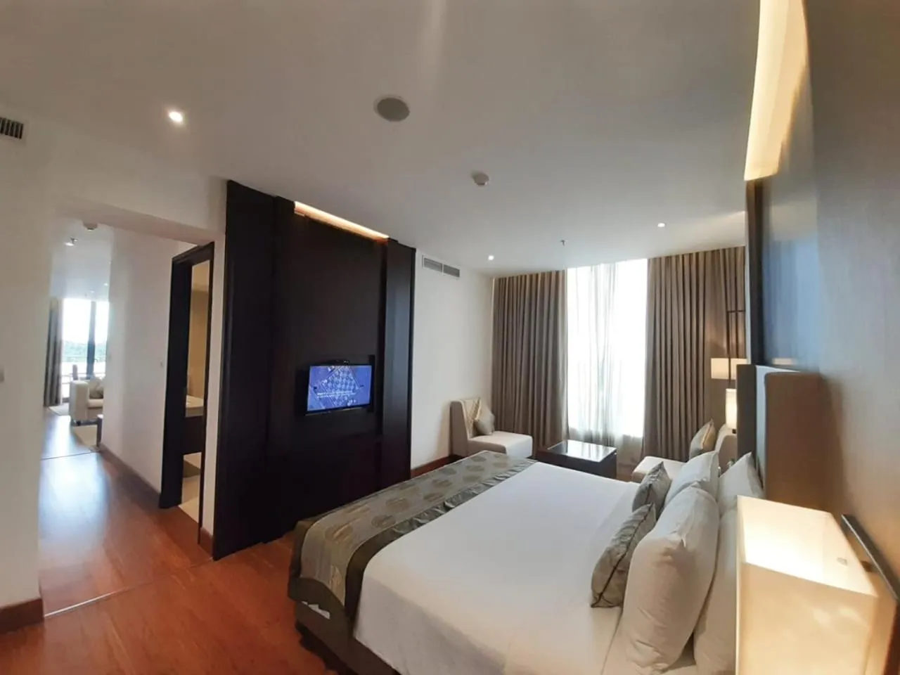 Bedroom, Bed in Vivanta Colombo, Airport Garden