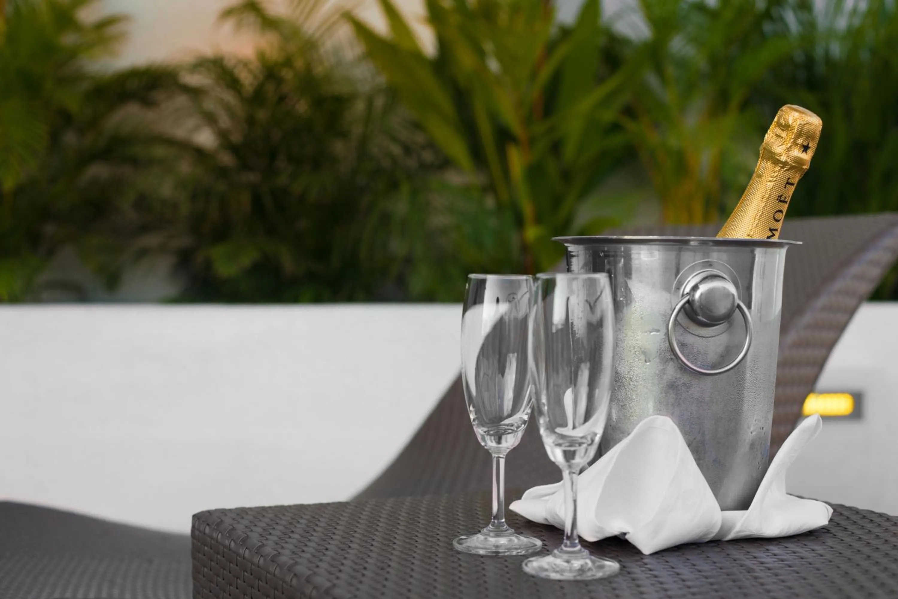 Alcoholic drinks in Vivanta Colombo, Airport Garden