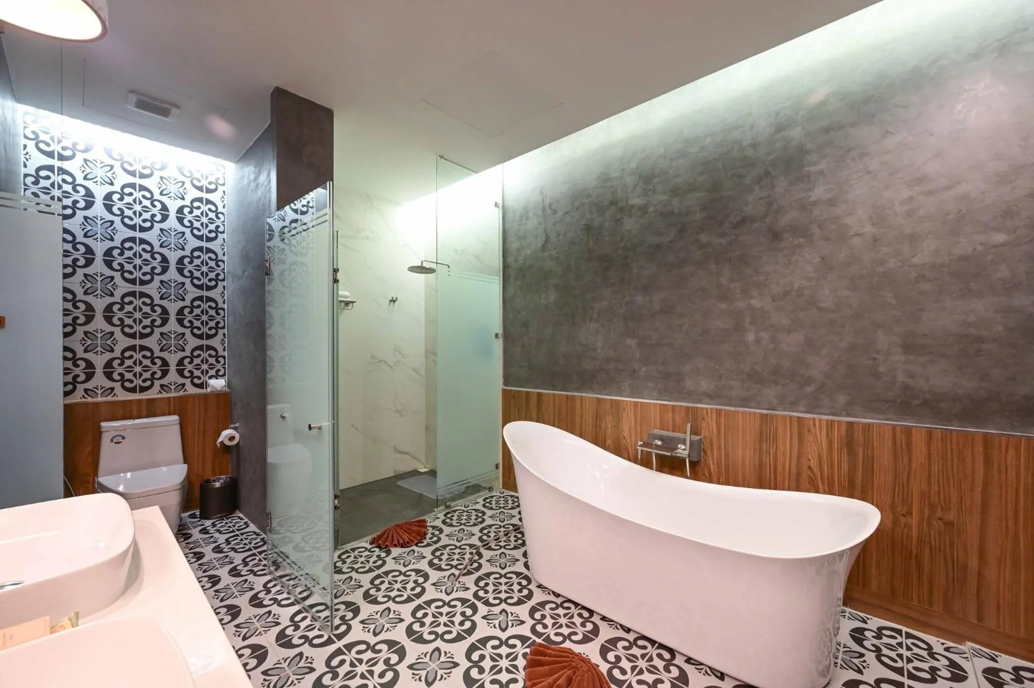 Shower in R-Mar Resort and Spa Patong, Phuket