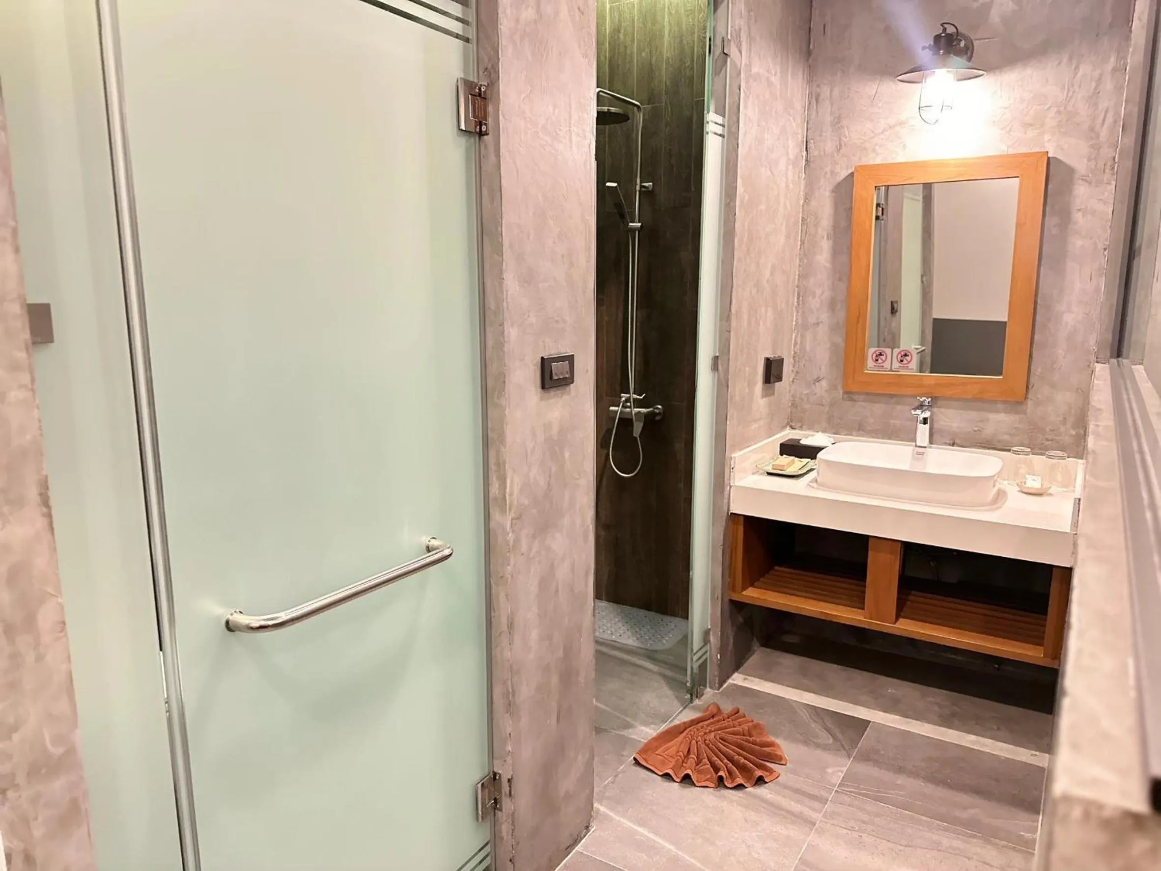 Bathroom in R-Mar Resort and Spa Patong, Phuket