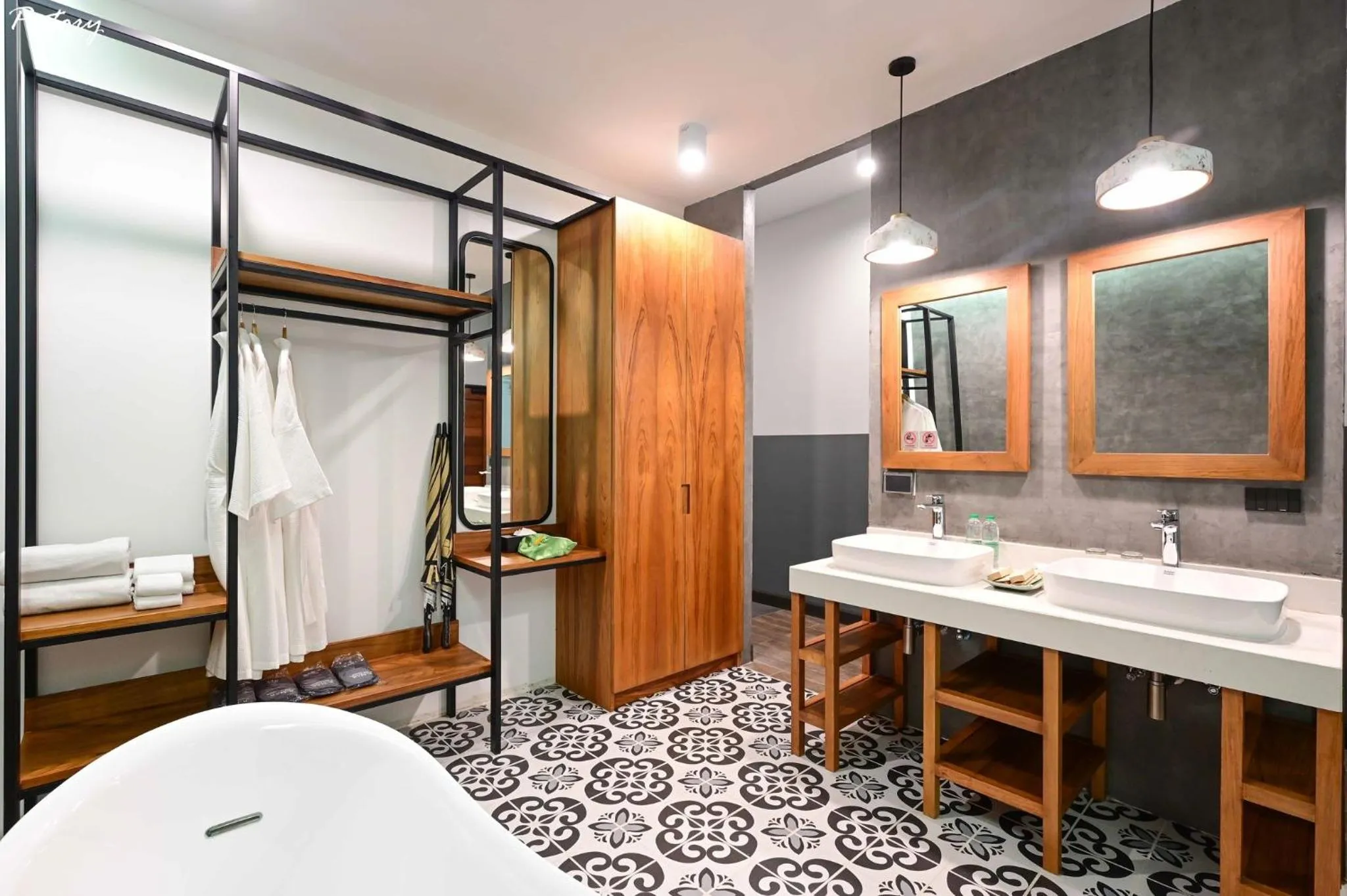 Bathroom, Bed in R-Mar Resort and Spa Patong, Phuket
