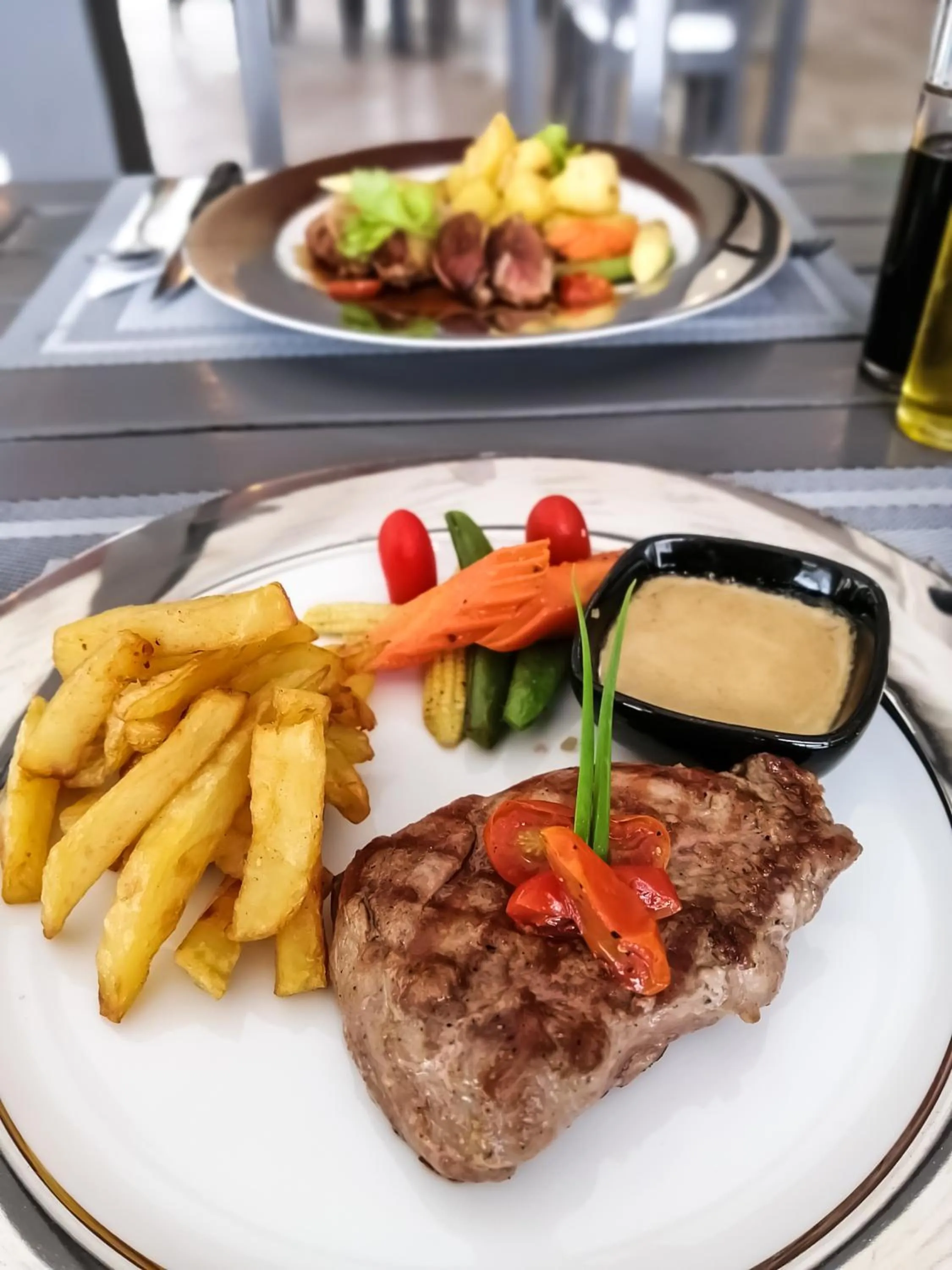 Food and drinks in The Cosy Maenam Beach Resort