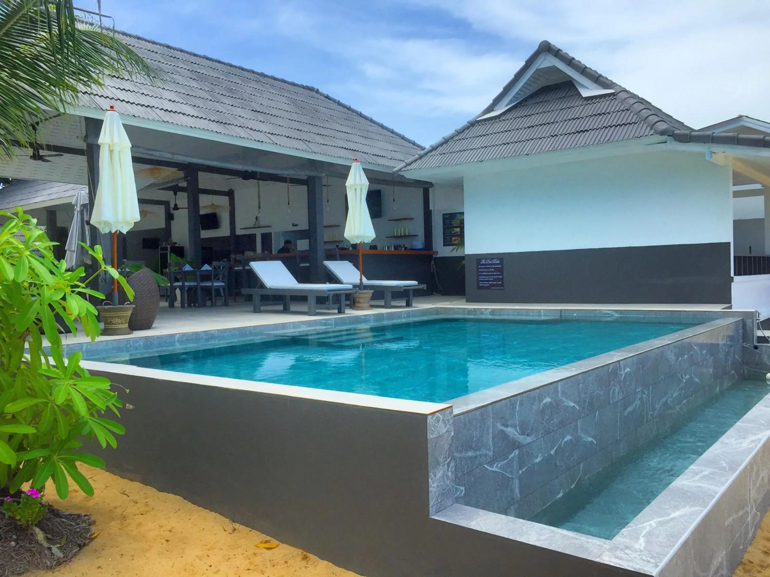 Swimming pool in The Cosy Maenam Beach Resort