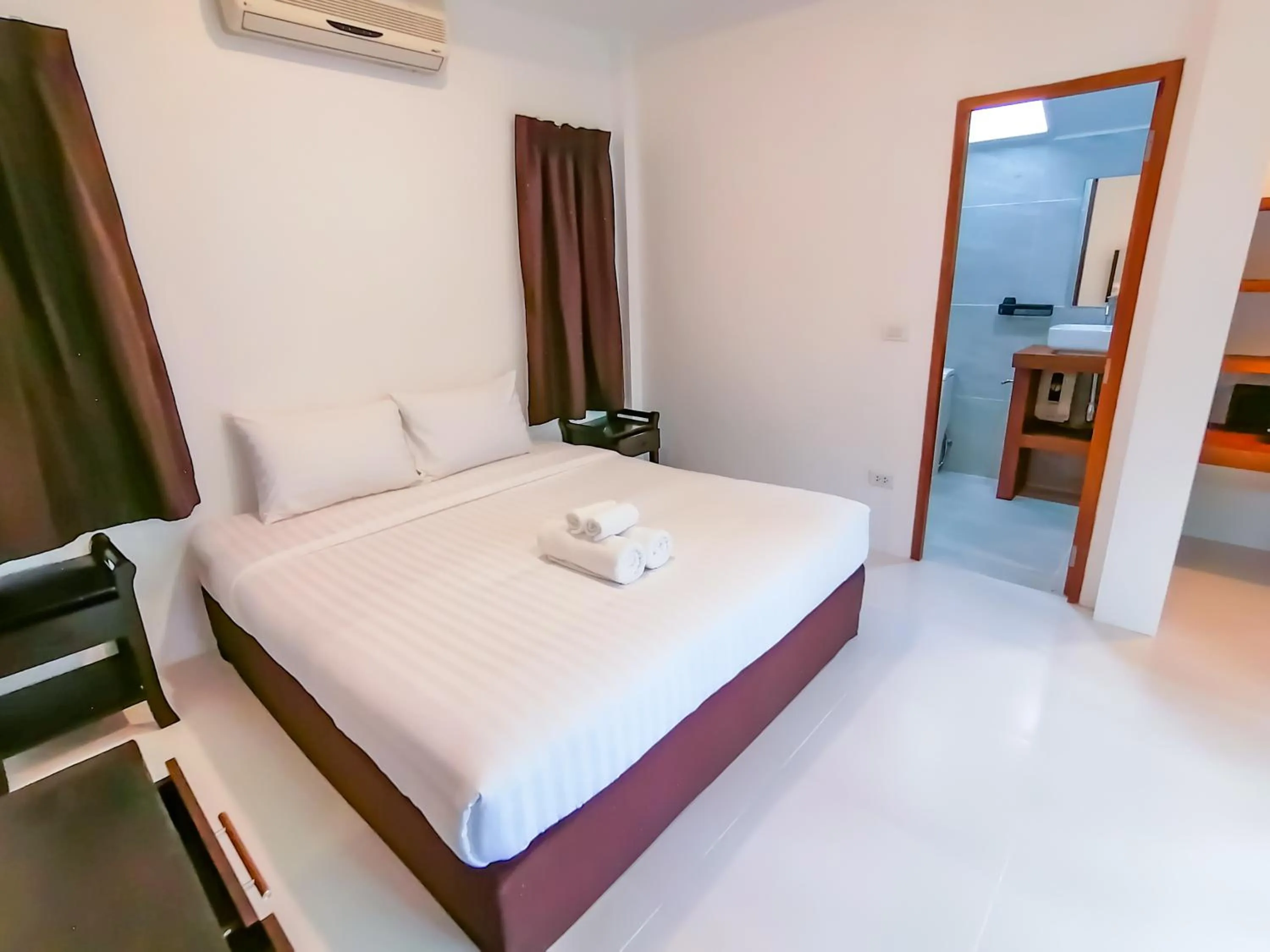 Bed in The Cosy Maenam Beach Resort