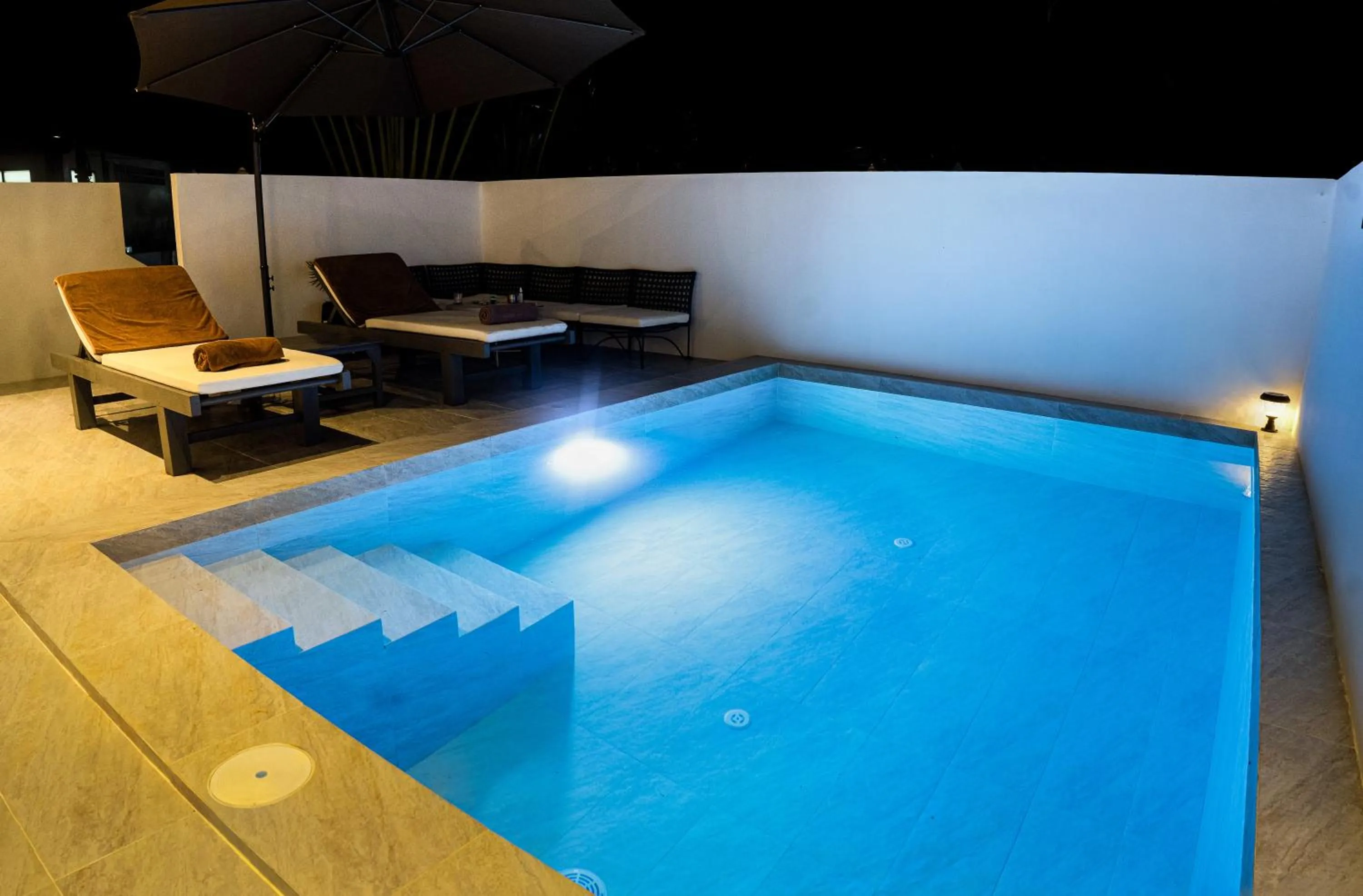 The Cosy Maenam Beach Resort