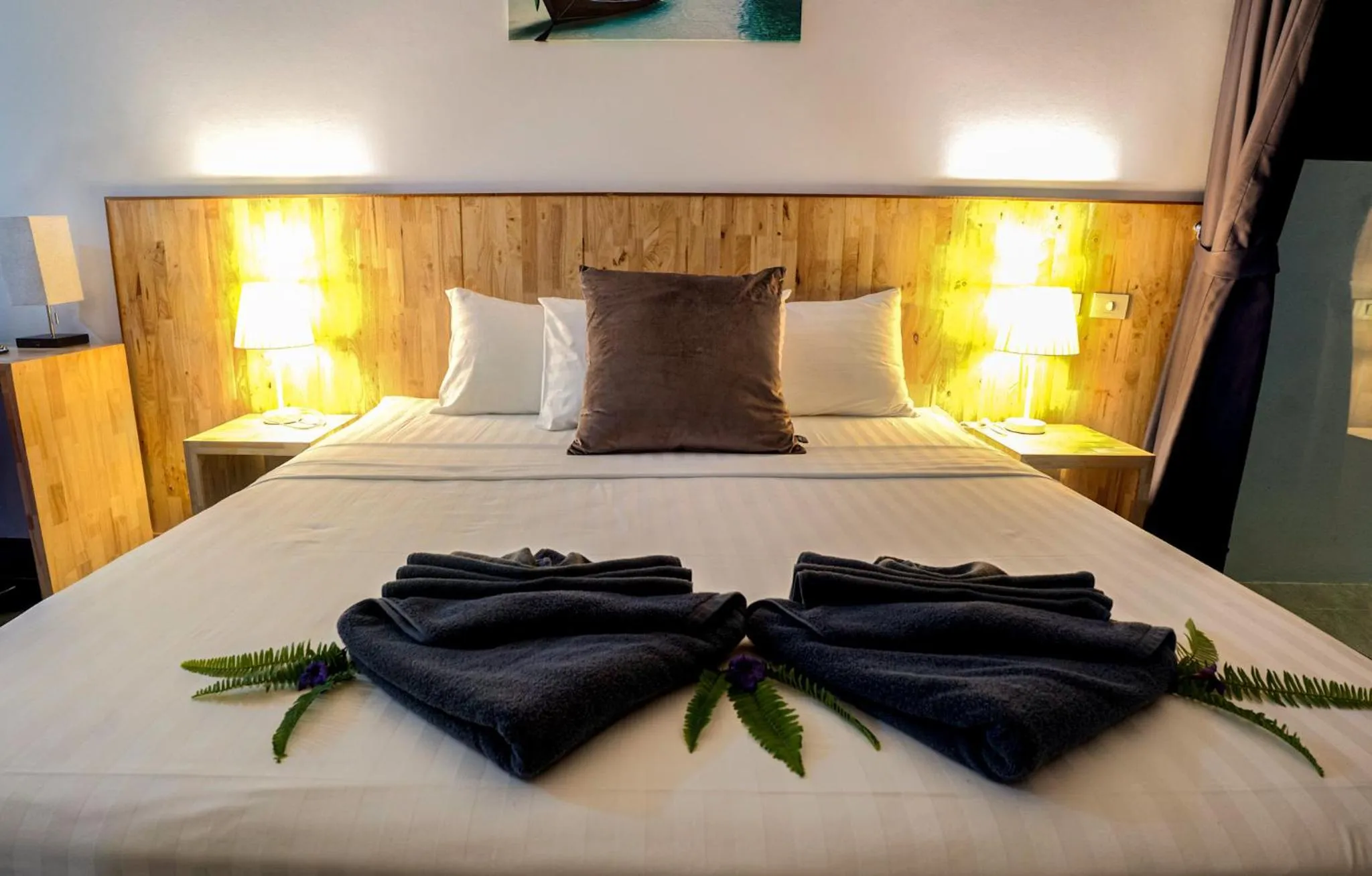 Bed in The Cosy Maenam Beach Resort