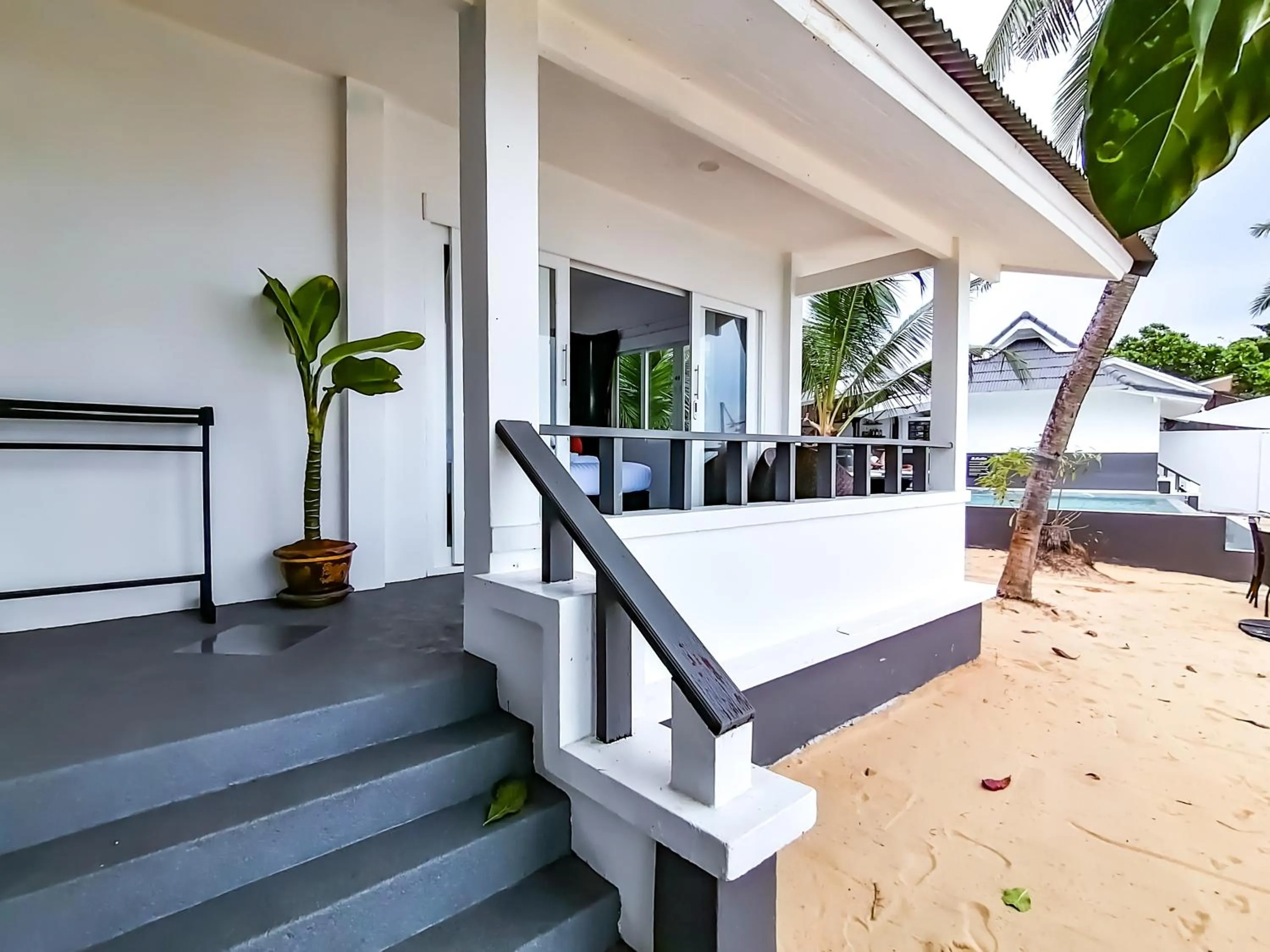 Facade/entrance in The Cosy Maenam Beach Resort