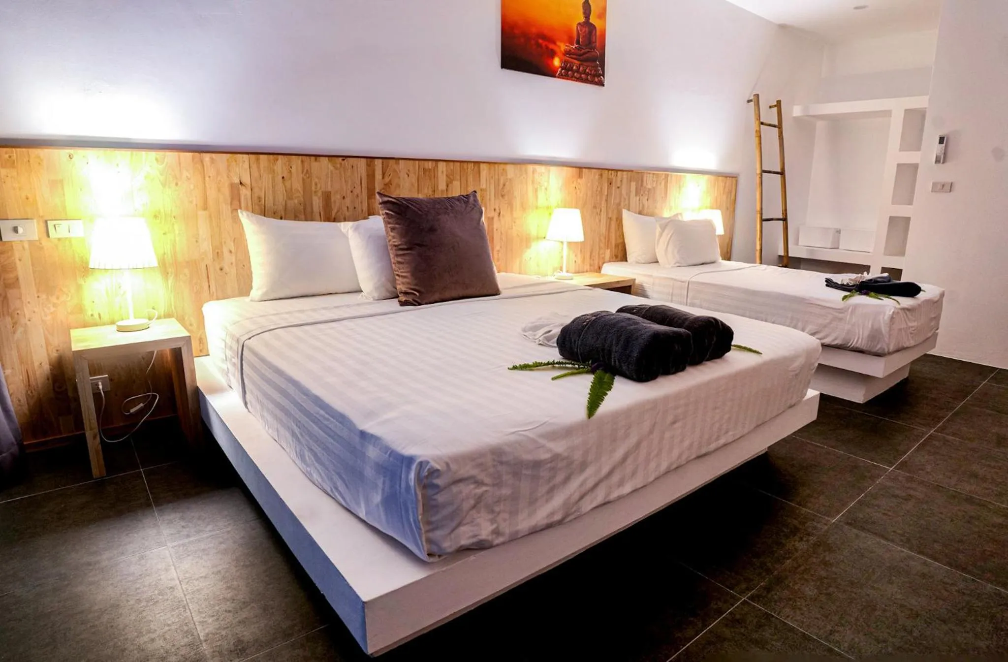 Bed in The Cosy Maenam Beach Resort