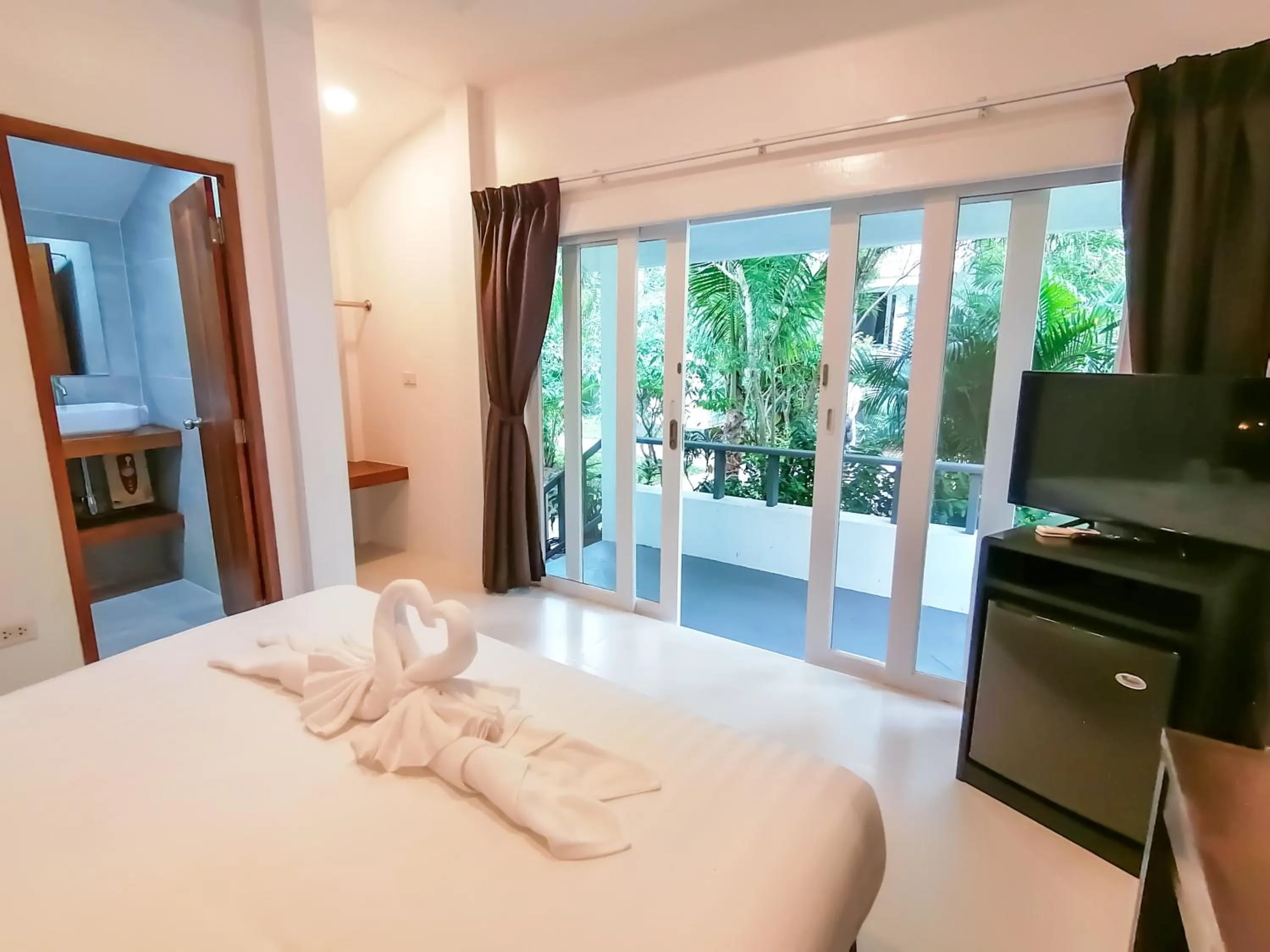 Bed in The Cosy Maenam Beach Resort