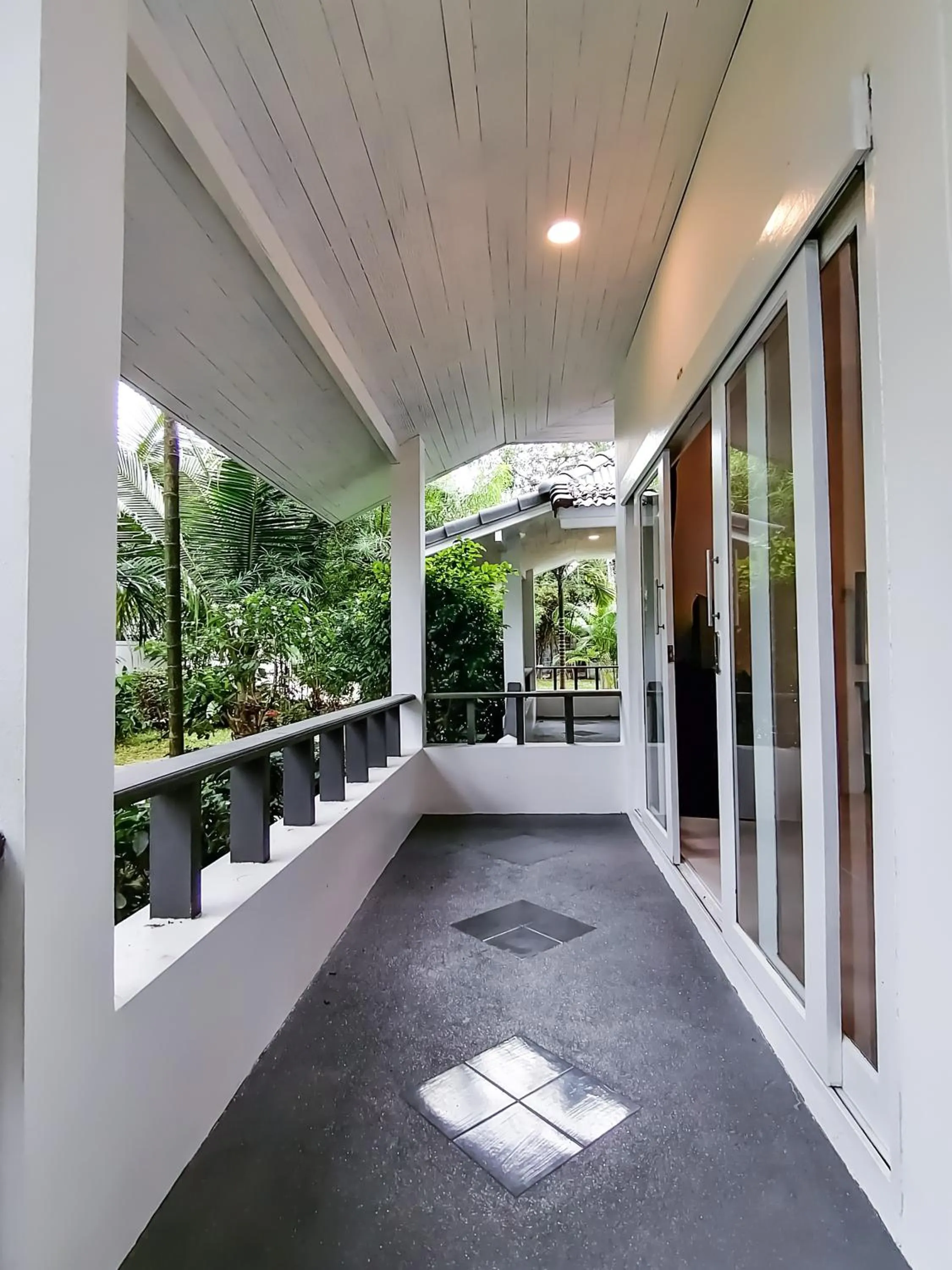 Balcony/Terrace in The Cosy Maenam Beach Resort