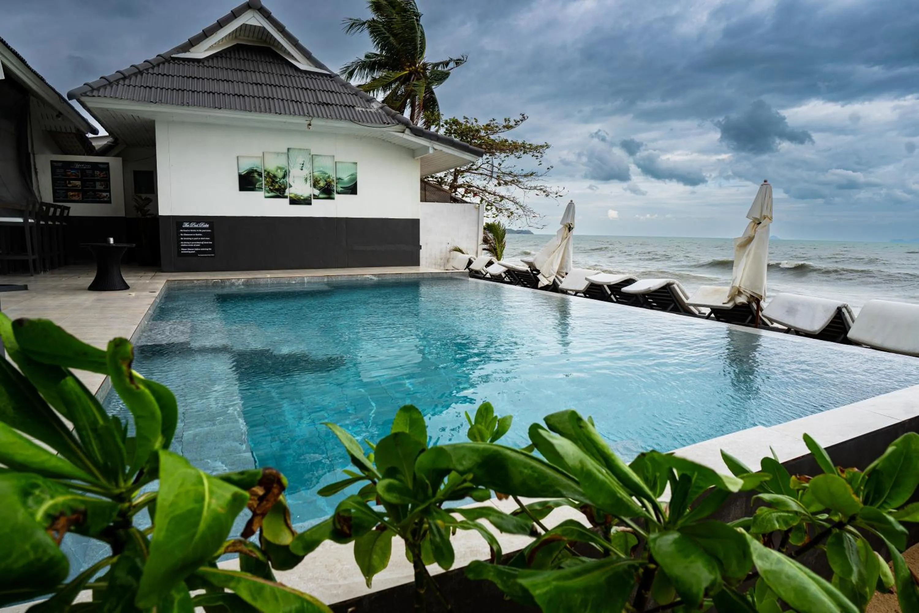 The Cosy Maenam Beach Resort