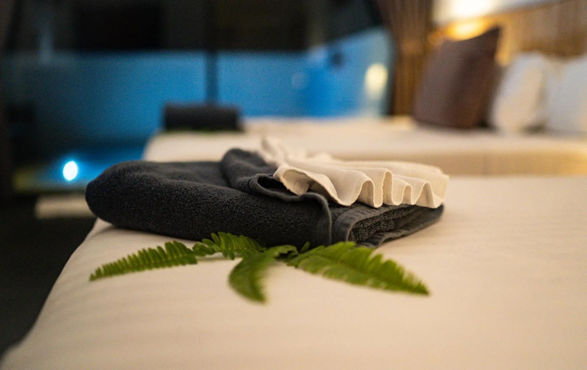 Bed in The Cosy Maenam Beach Resort