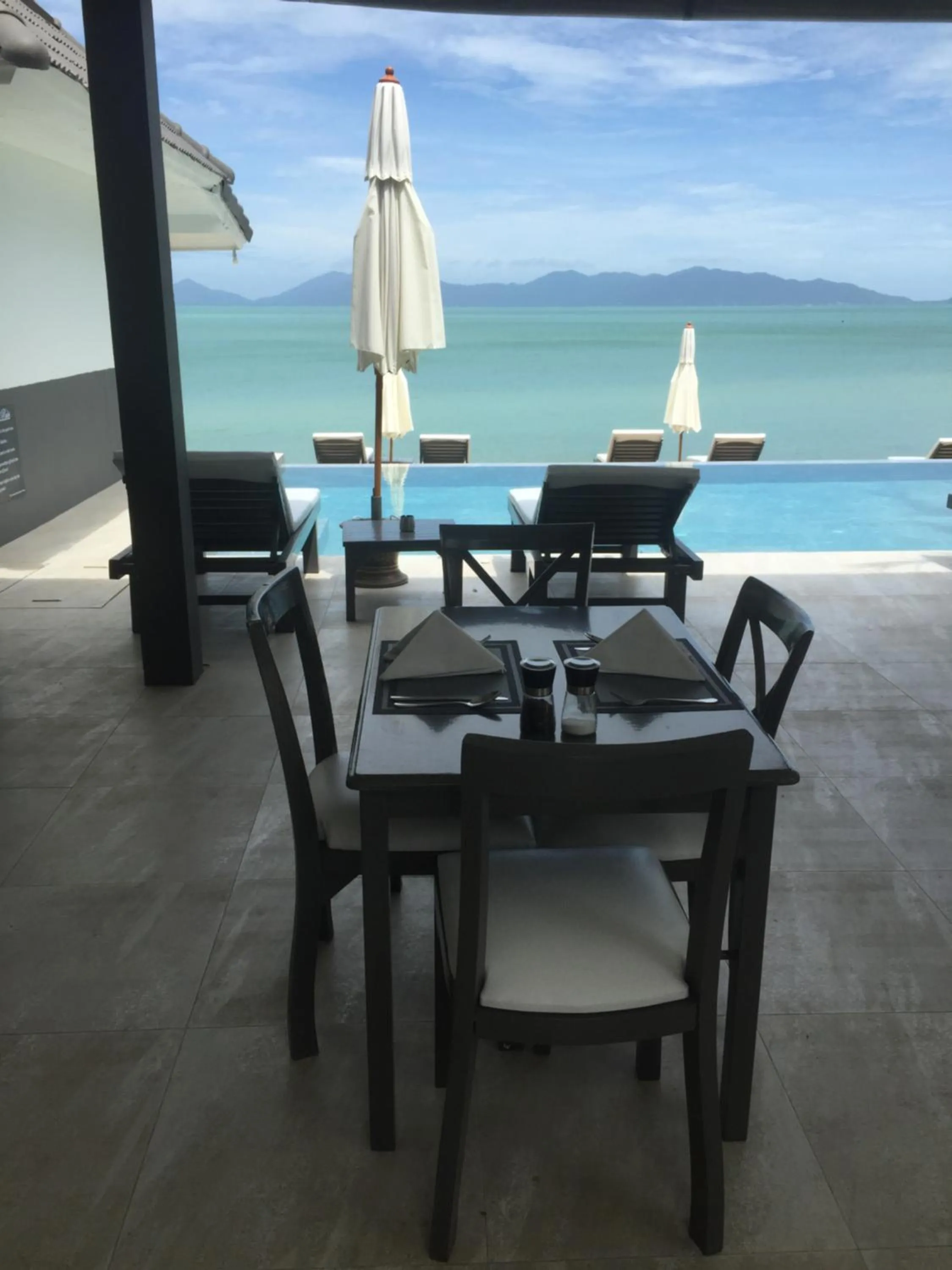 Restaurant/places to eat in The Cosy Maenam Beach Resort