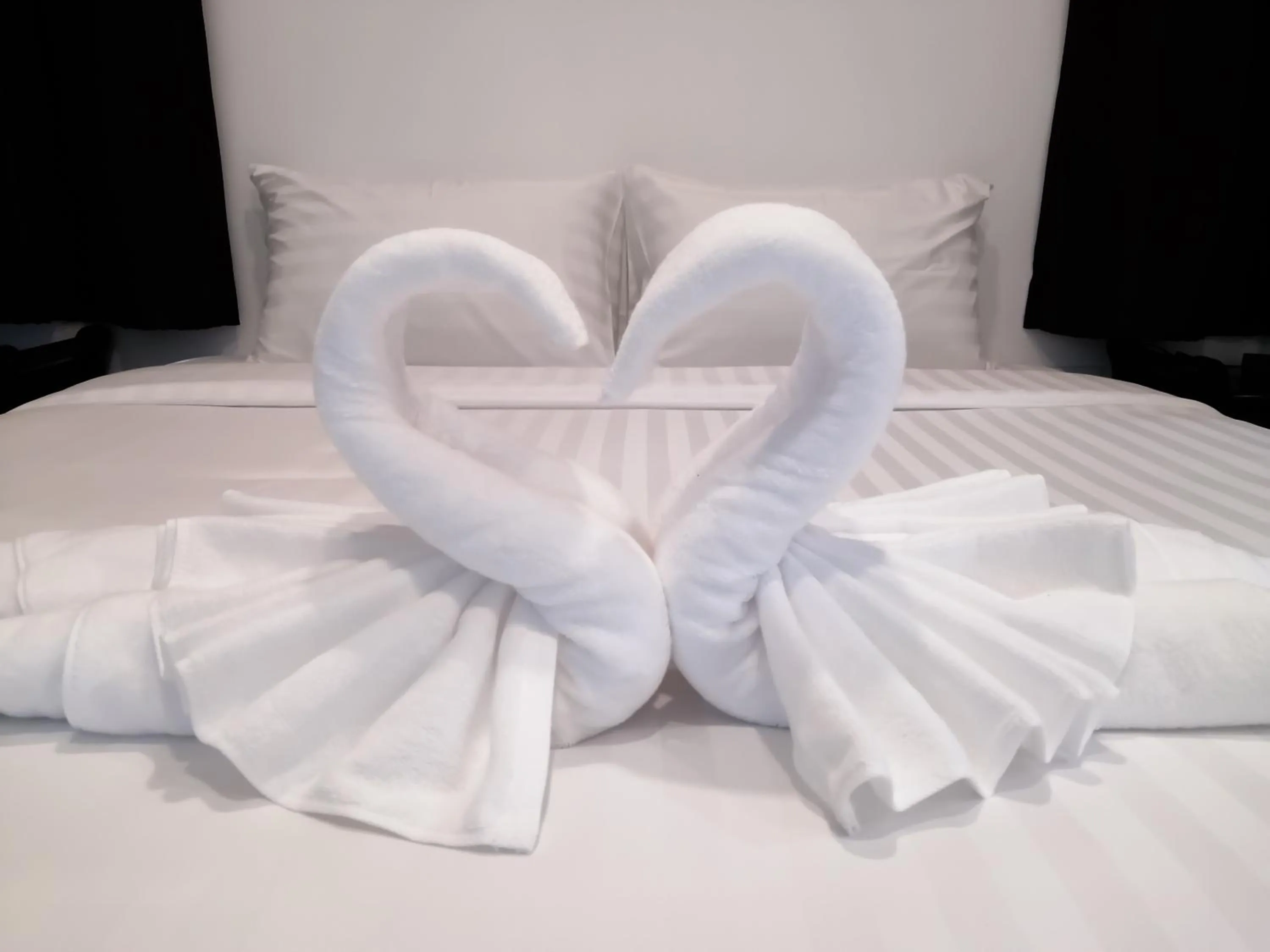 Bed in The Cosy Maenam Beach Resort