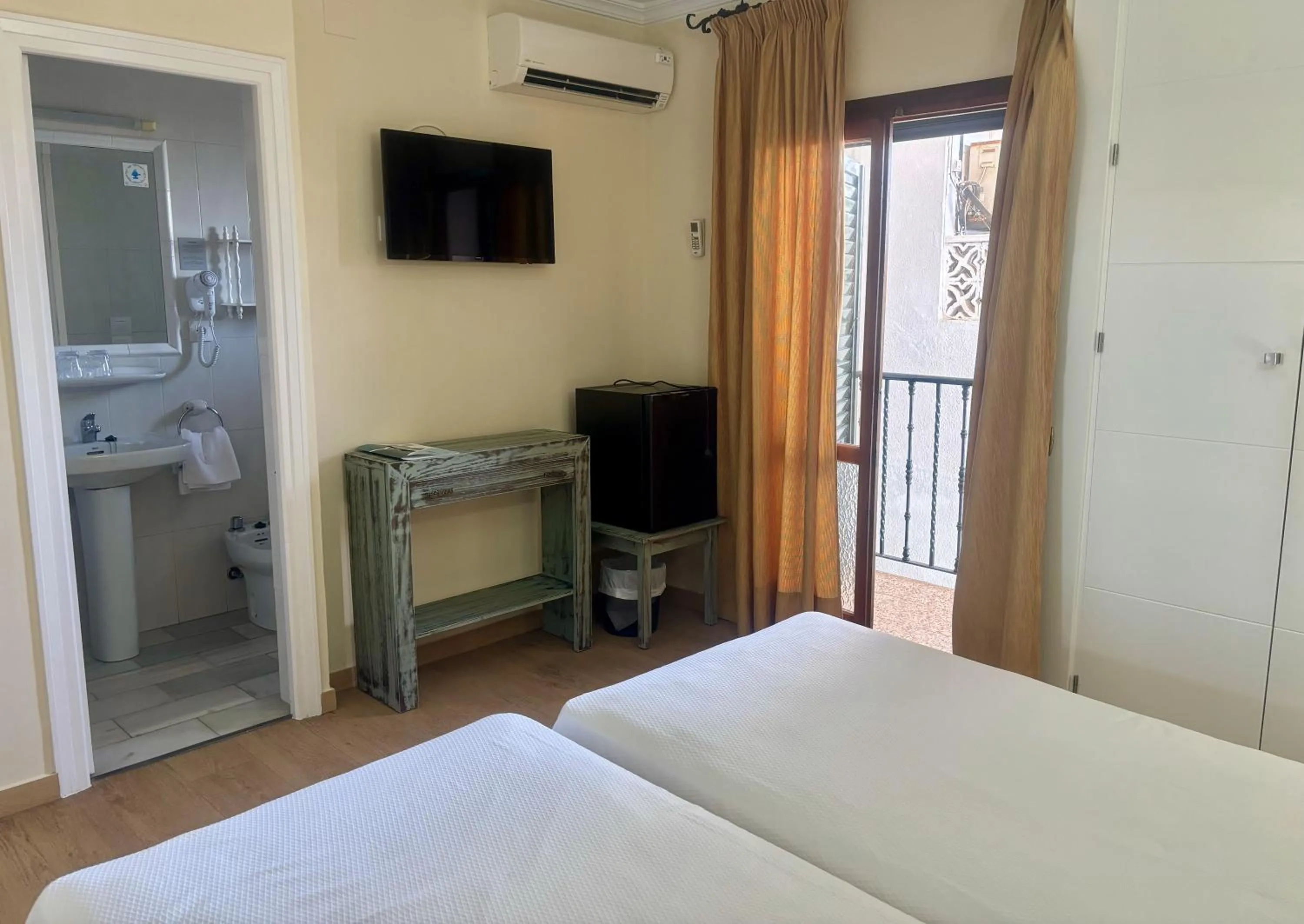 Inner courtyard view, Bed in Hotel Chipiona