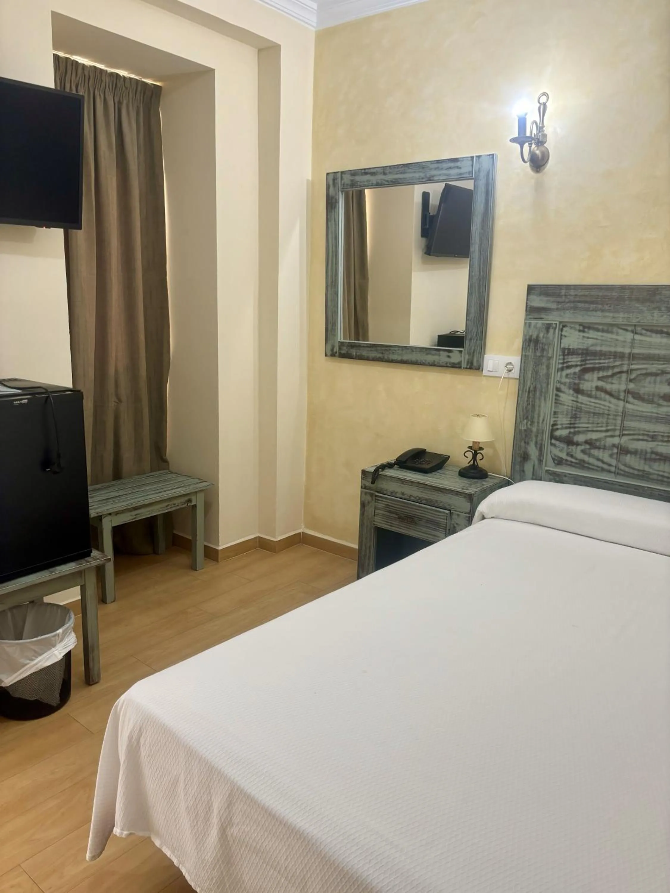 Inner courtyard view, Bed in Hotel Chipiona