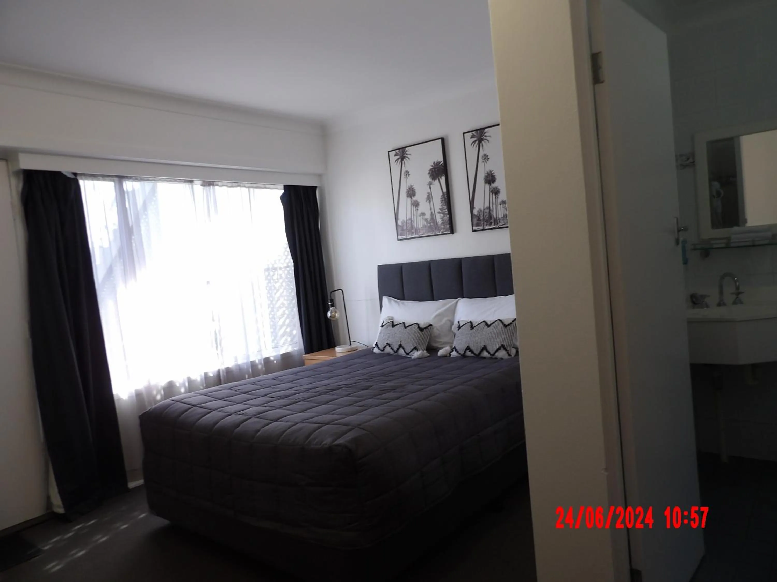 Photo of the whole room, Bed in Kiama Motel 617