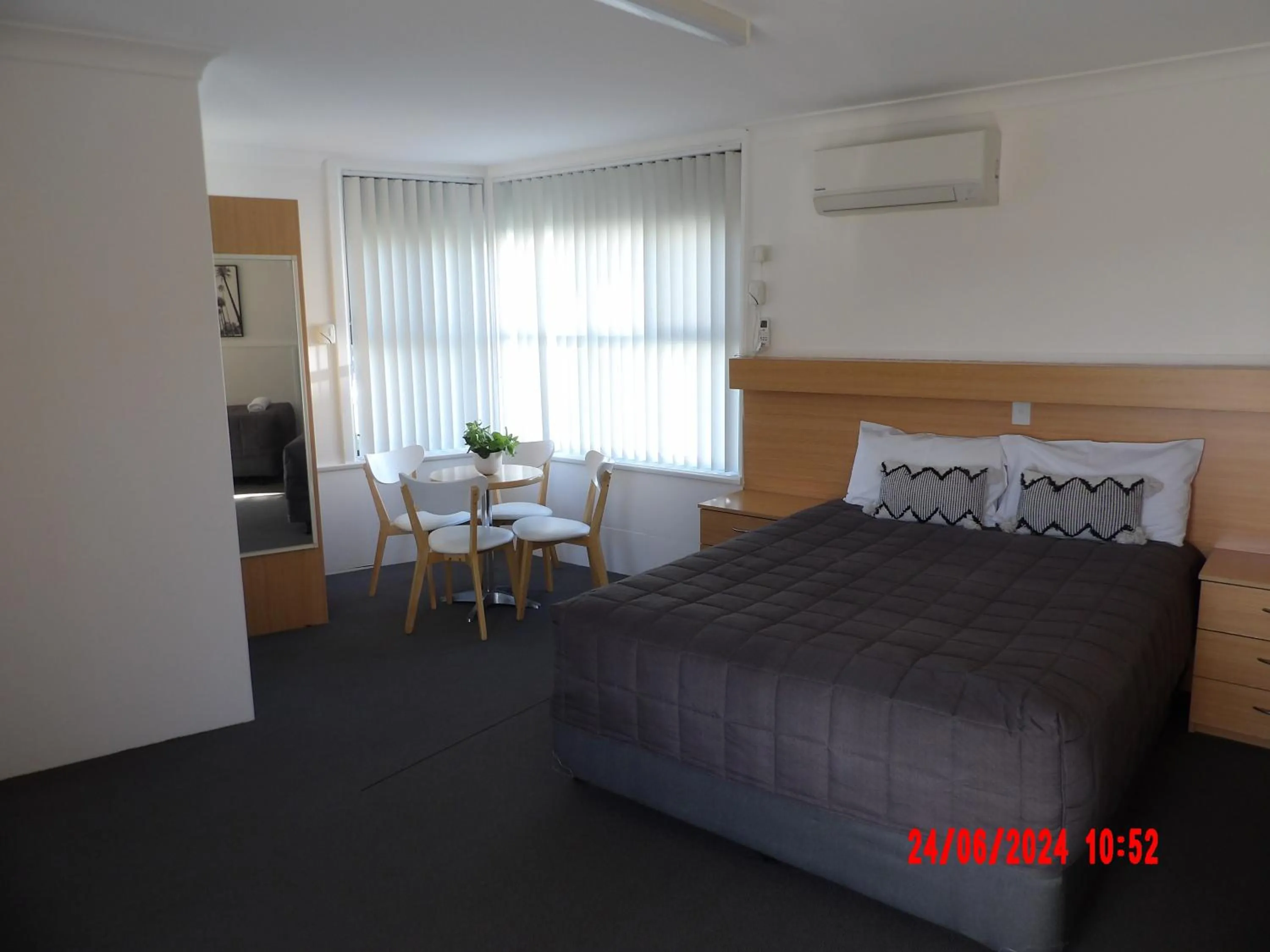 Seating area, Bed in Kiama Motel 617