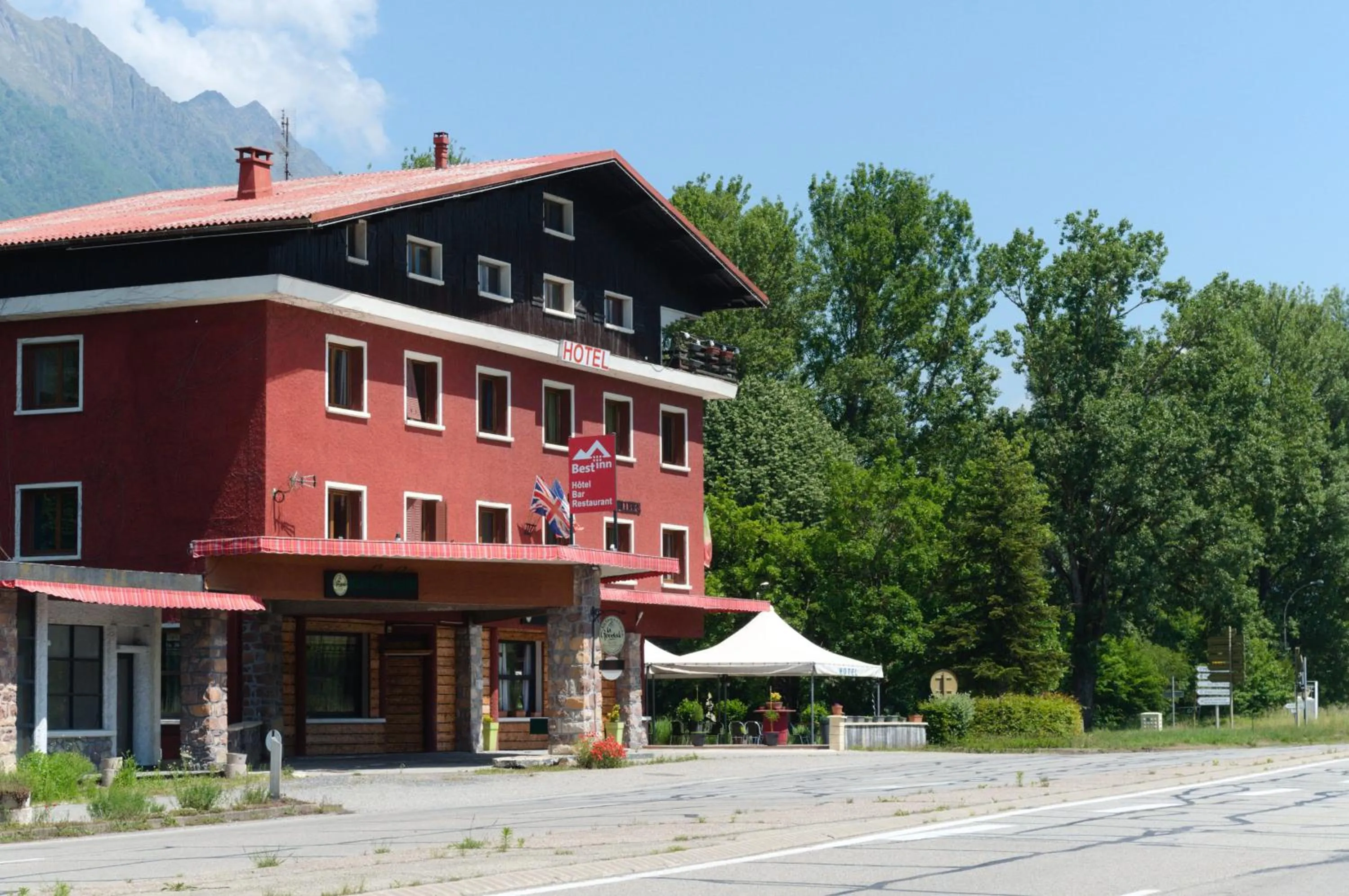 Facade/entrance in Ô & Cimes