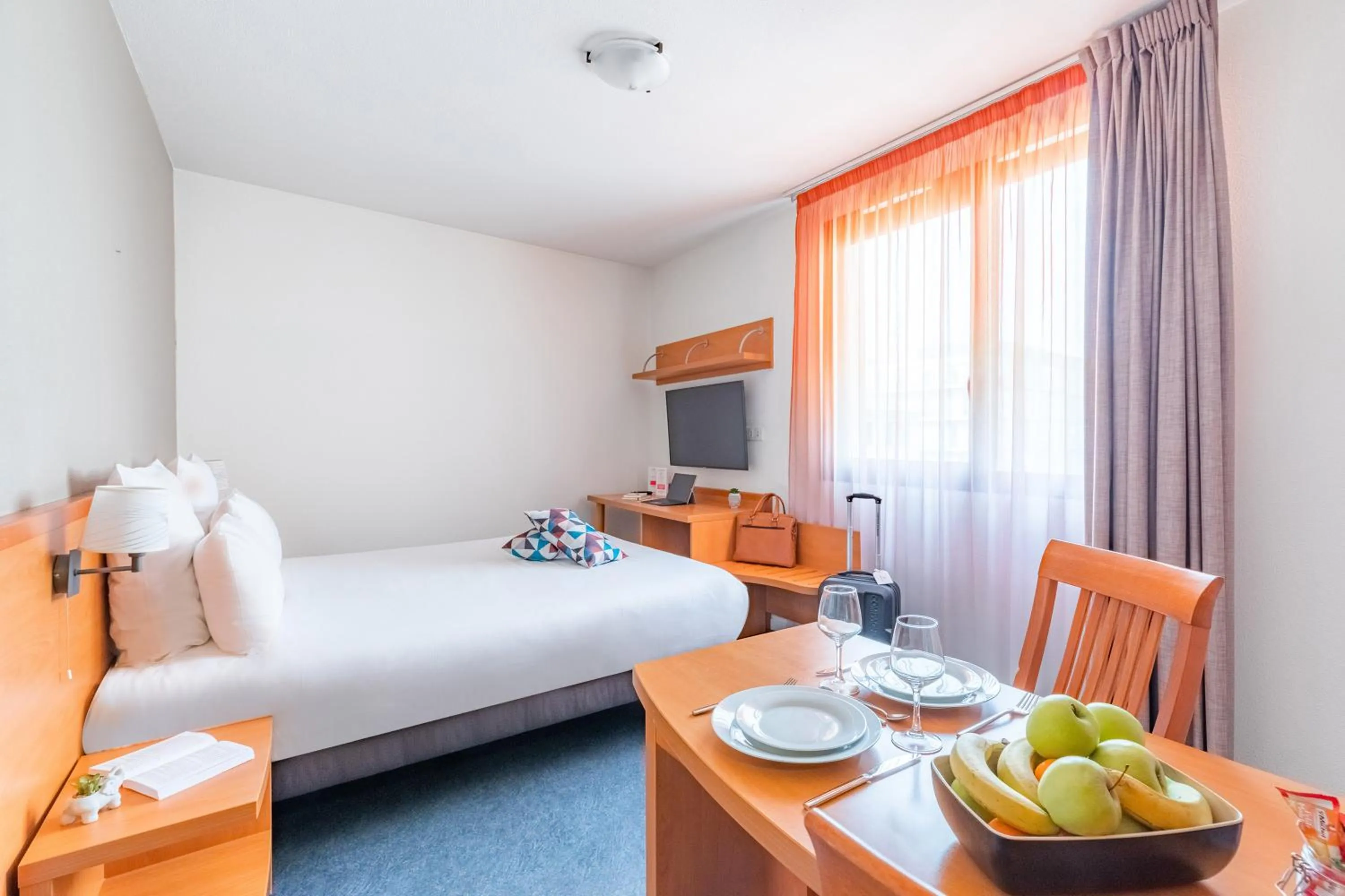 TV and multimedia, Bed in Appart’City Confort Lyon Gerland