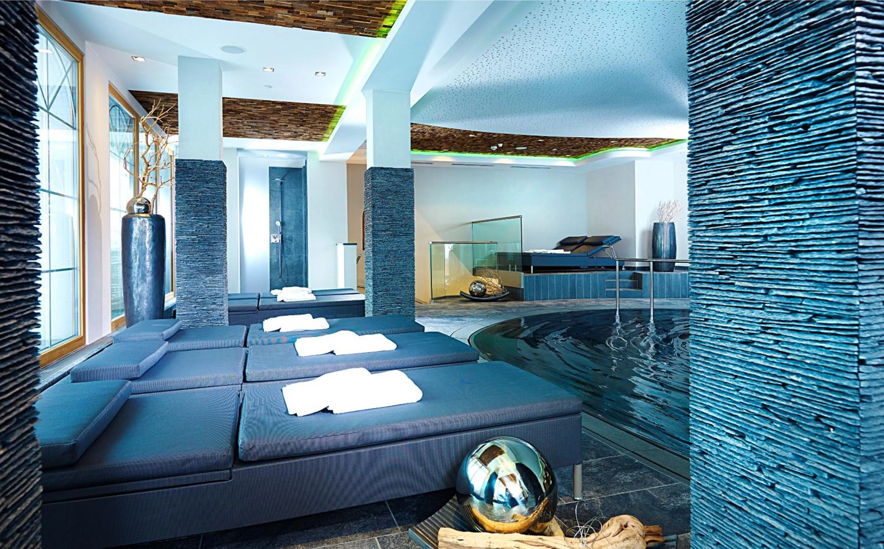 Swimming pool, Bed in Natur-&Alpinhotel Post