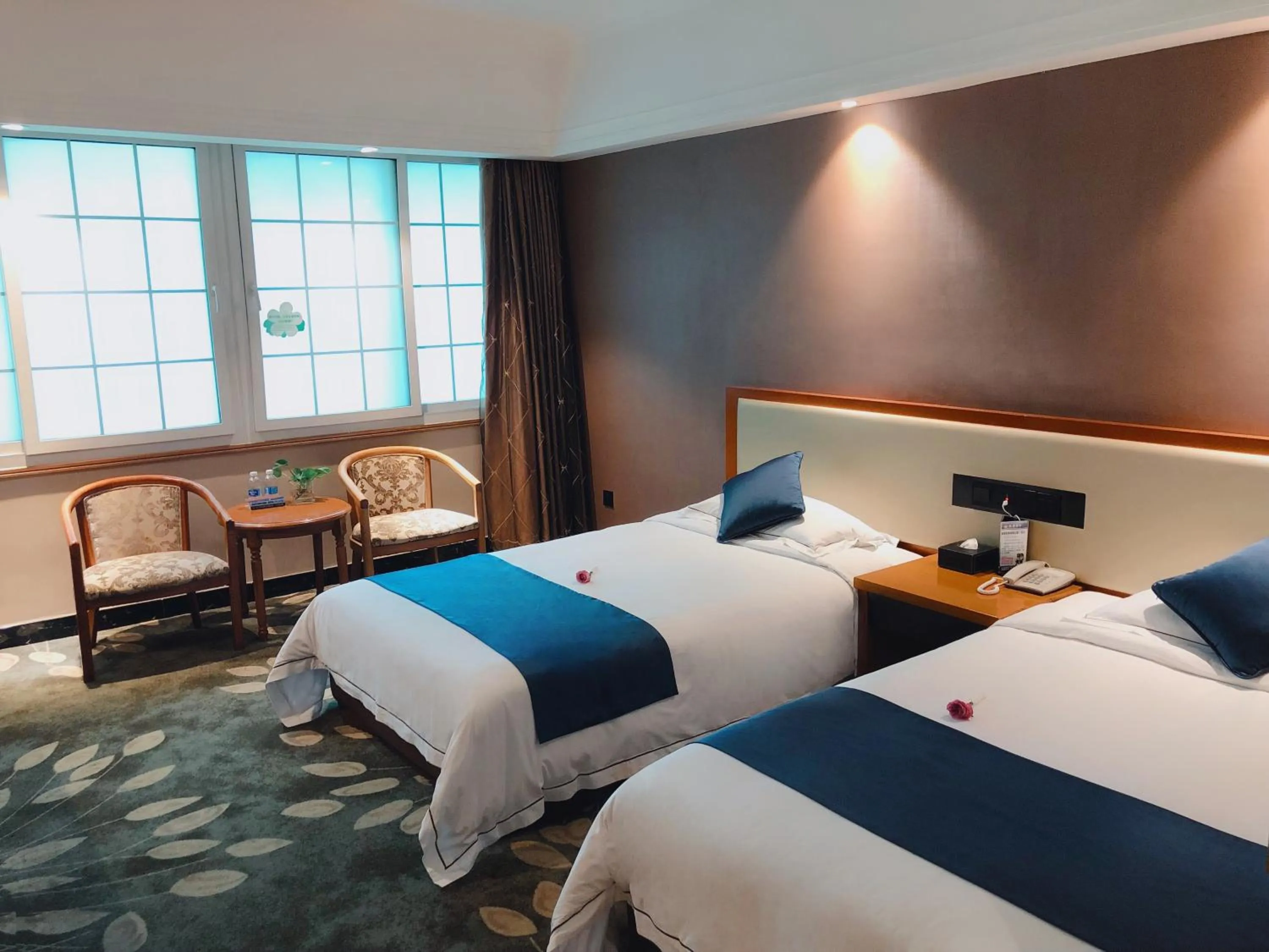 Photo of the whole room, Bed in Shenzhen Kaili Hotel, Guomao Shopping Mall