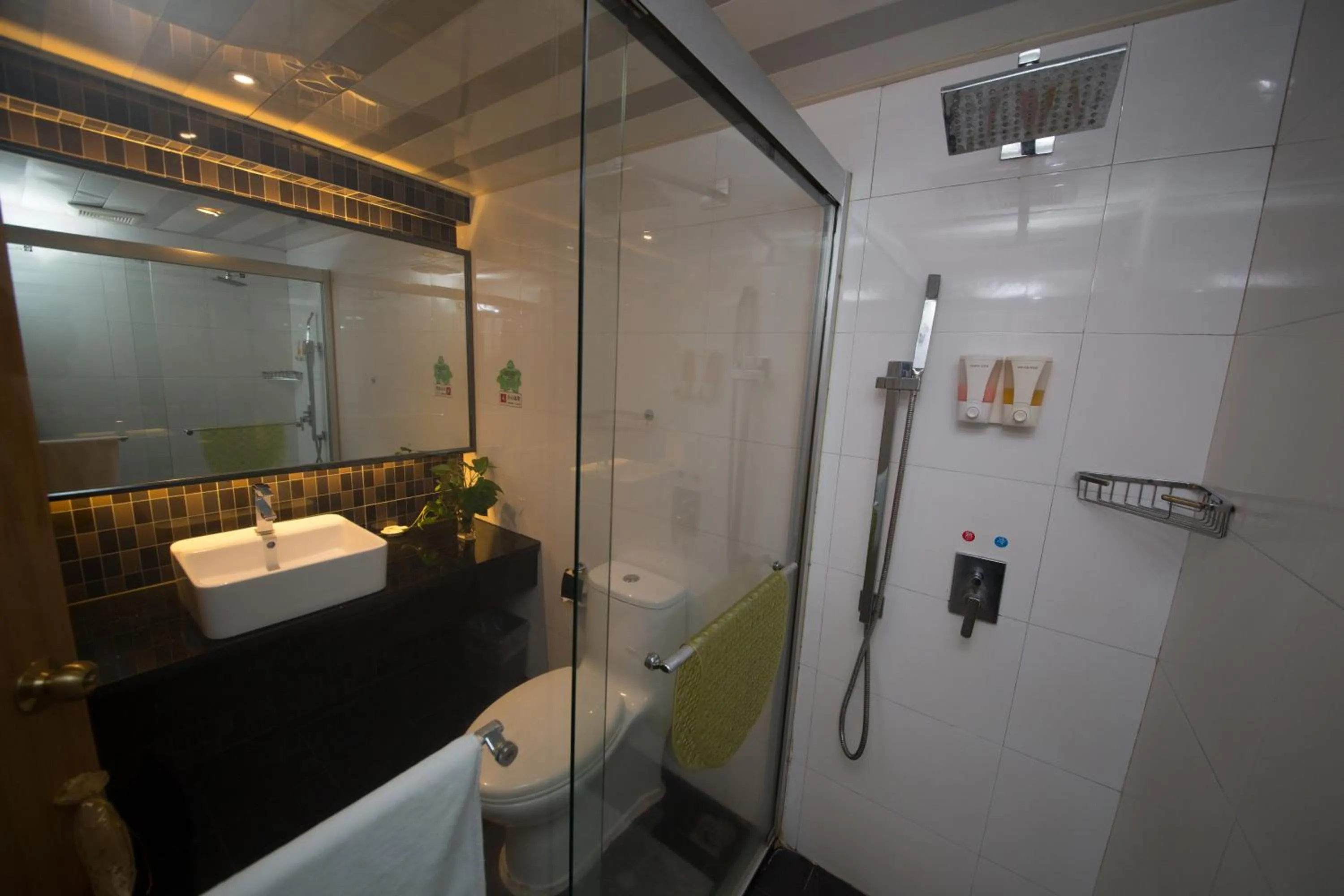 Bathroom in Shenzhen Kaili Hotel, Guomao Shopping Mall